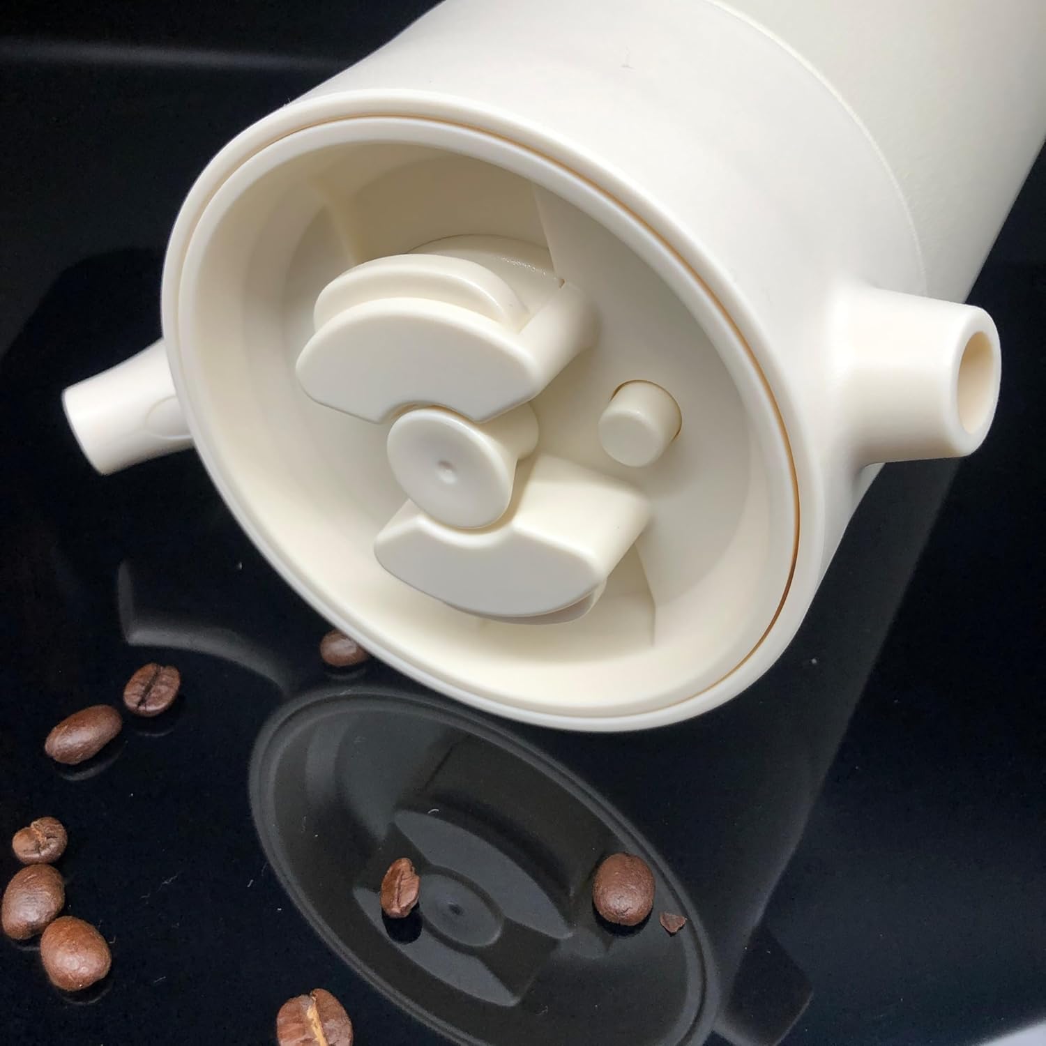Coffee Cup 304 Stainless Steel Hand Maker Coffee Insulated Kettle With Handle 950ml High-end French Press Coffee Pot (White)