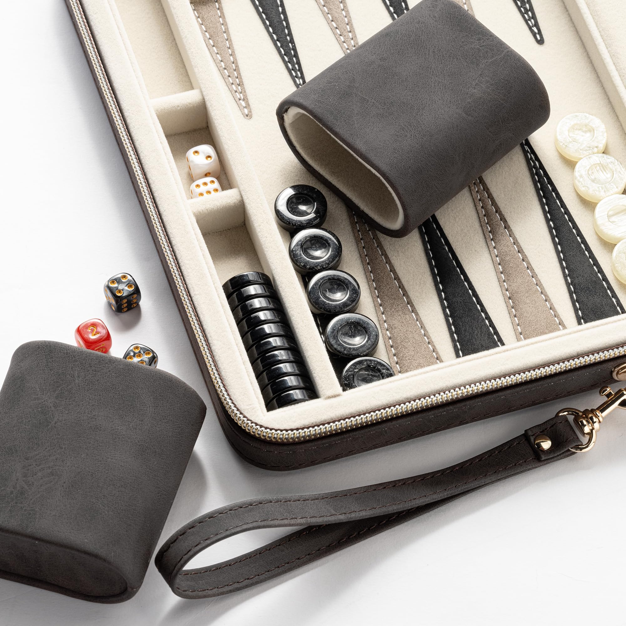 Italfama Opvouwbare Backgammon Set van Imitatieleer in Zwart en Rood Italfama Opvouwbare Backgammon Set van Imitatieleer in Zwart en Rood