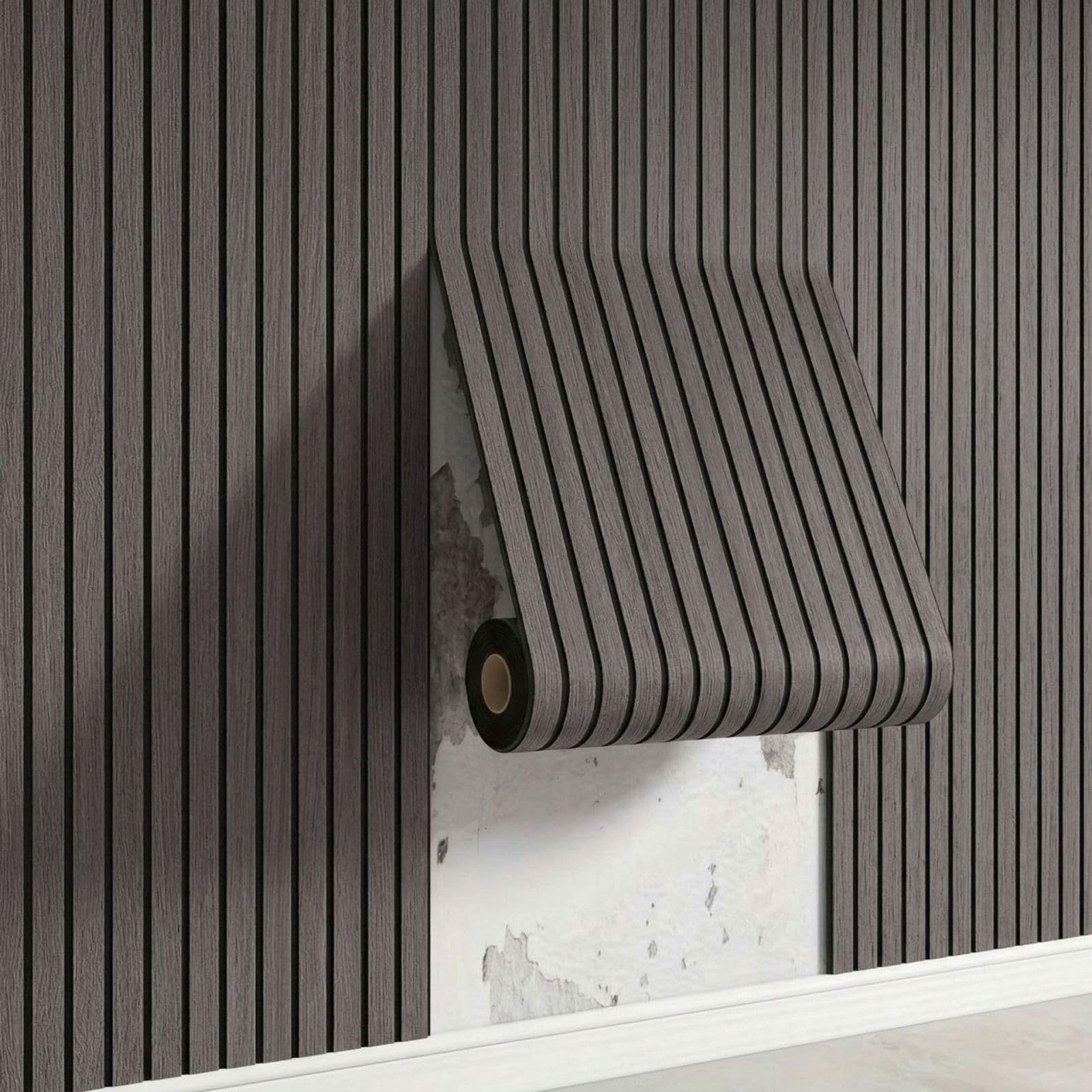 Papier peint adhésif waterproof pour rénover facilement un mur humide en bois gris