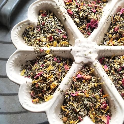 Miniatura 7 de FRESH EGGS DAILY Coop Confetti - Hierbas anidadoras de pollo para gallinas, cajas nido de hierbas secas naturales, aromaterapia, 6 onzas