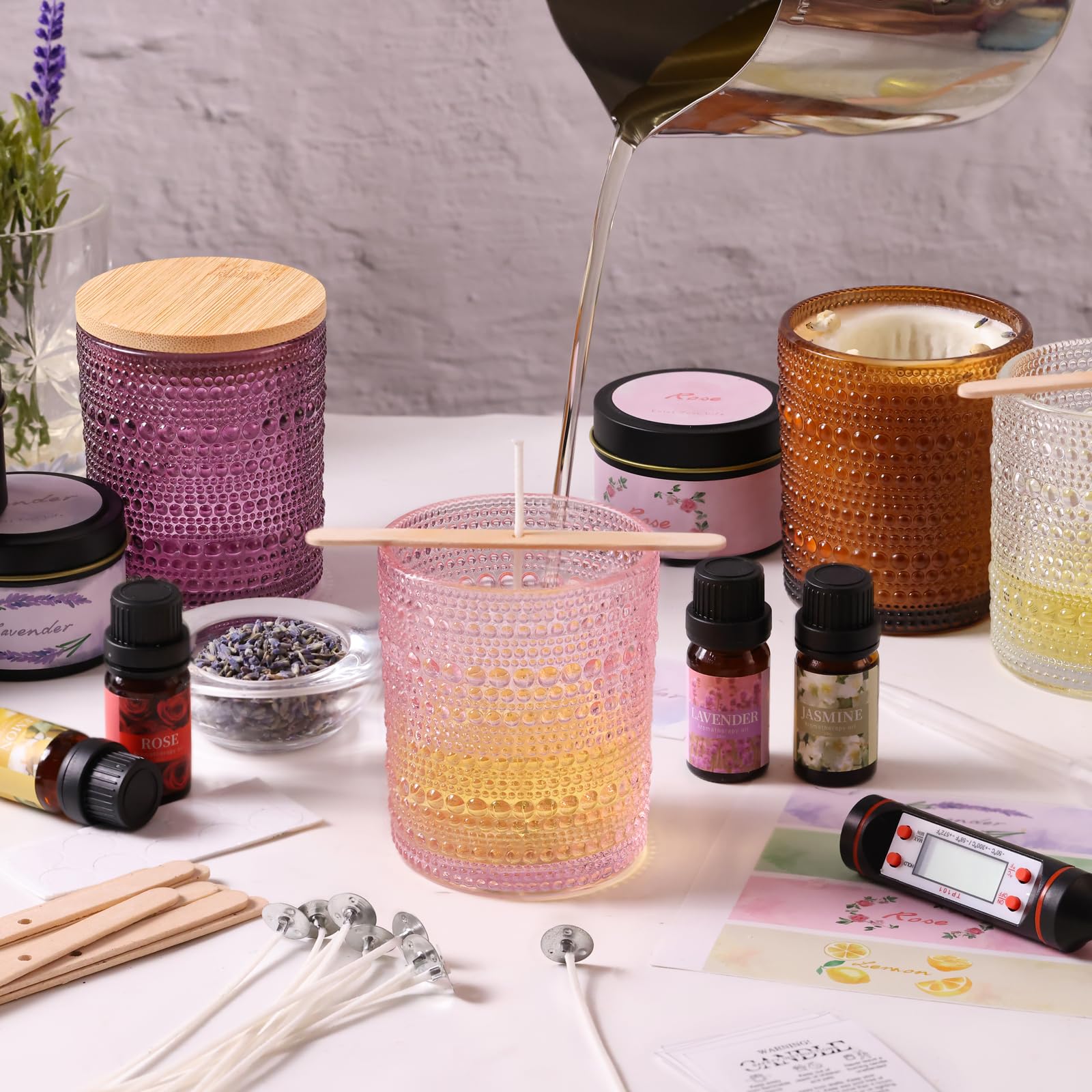 DARJEN Kerzenherstellungs-Sets für Erwachsene - Kerzenherstellungszubehör mit 4 Kerzengläsern (transparent, rosa, lila, bernsteinfarben), Kerzendosen, Sojawachs, Düfte, getrocknete Blumen und mehr