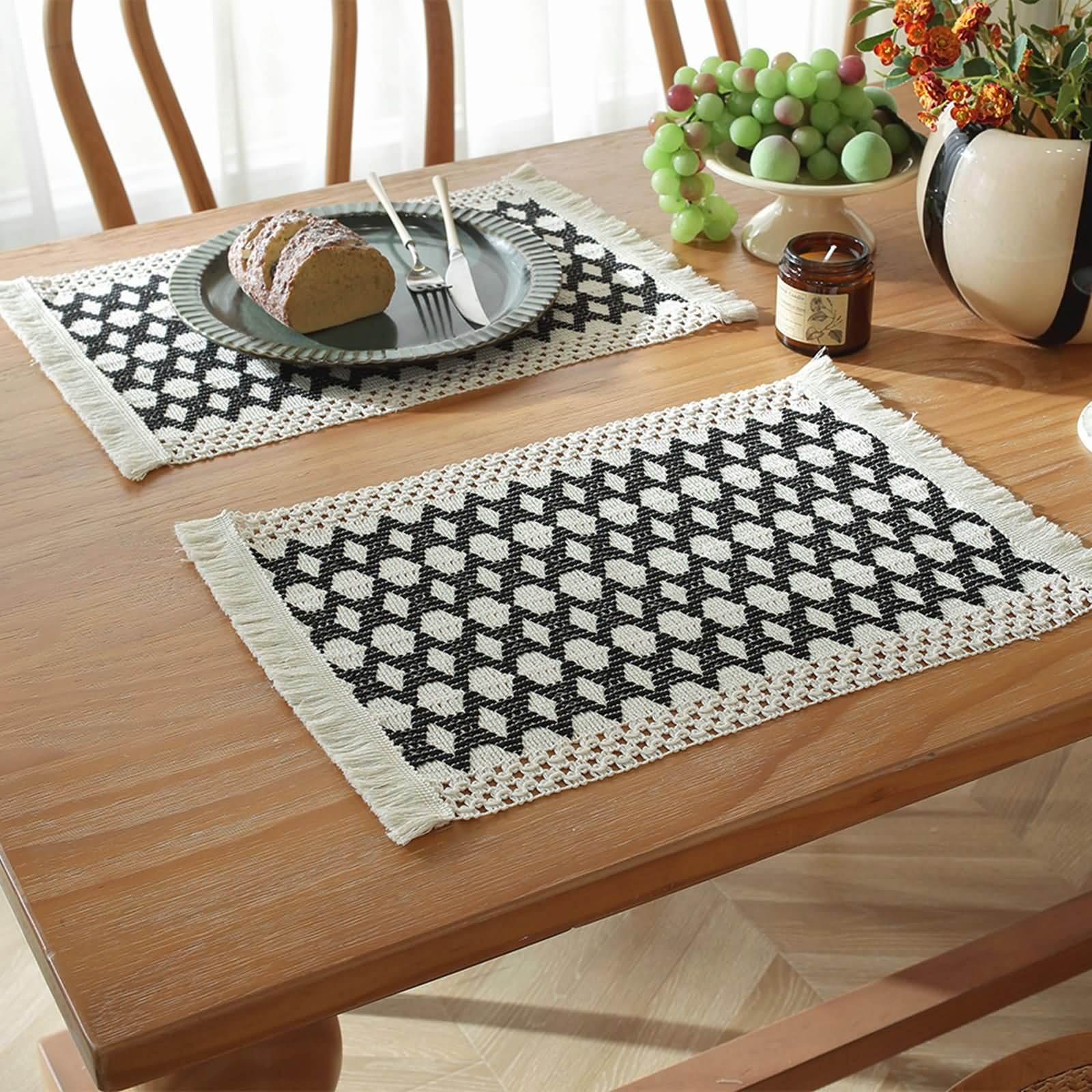 Napperon Table Salle à Manger Lot de 6, 45 x 30 CM Blanc Noir Tapis Table Antidérapant a Manger, Rayures Tissées avec Pompons