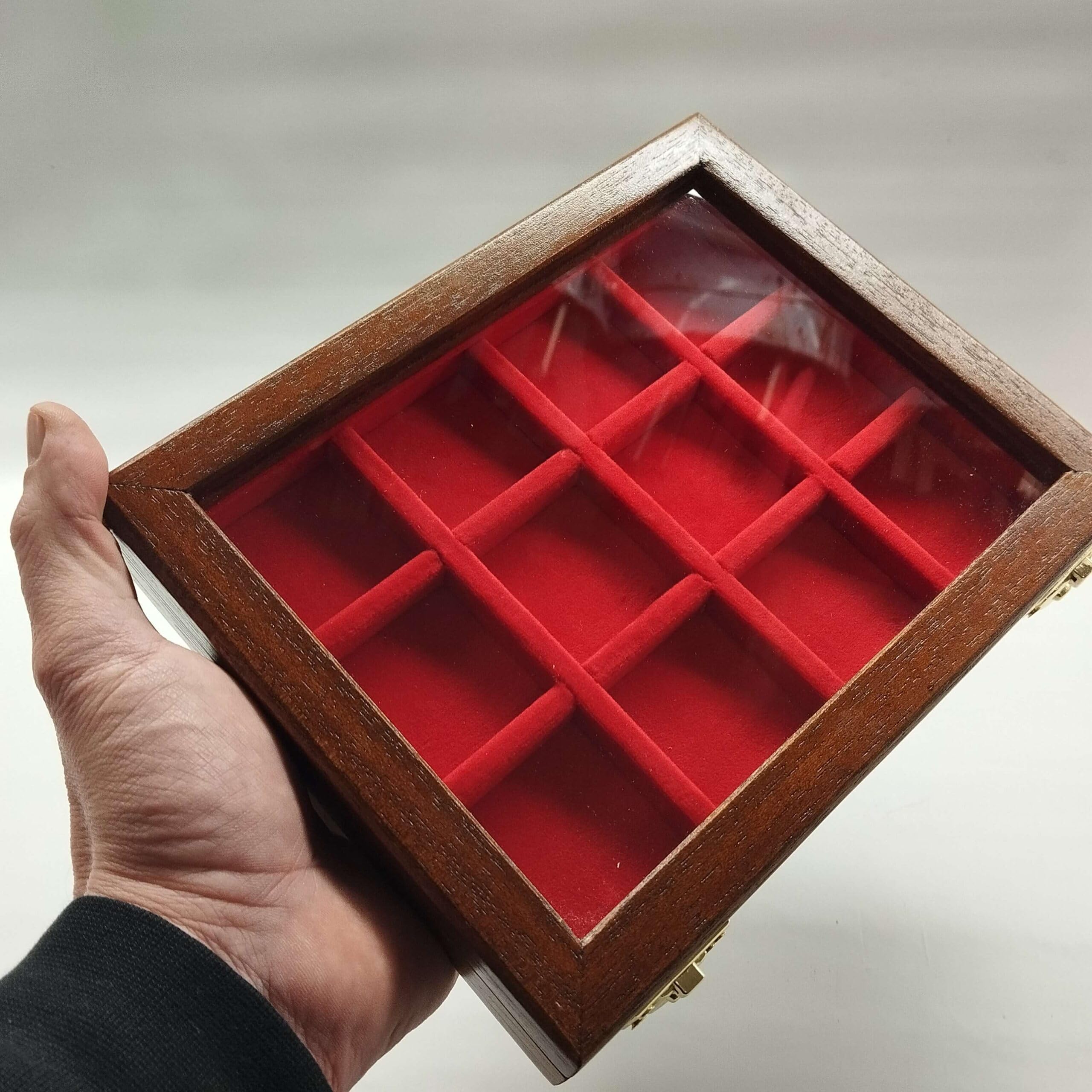 Caja para Monedas y medallas de colección 12 Compartimentos 40x40 mm, Madera y Terciopelo Artesanal, numerada con Certificado de autenticidad