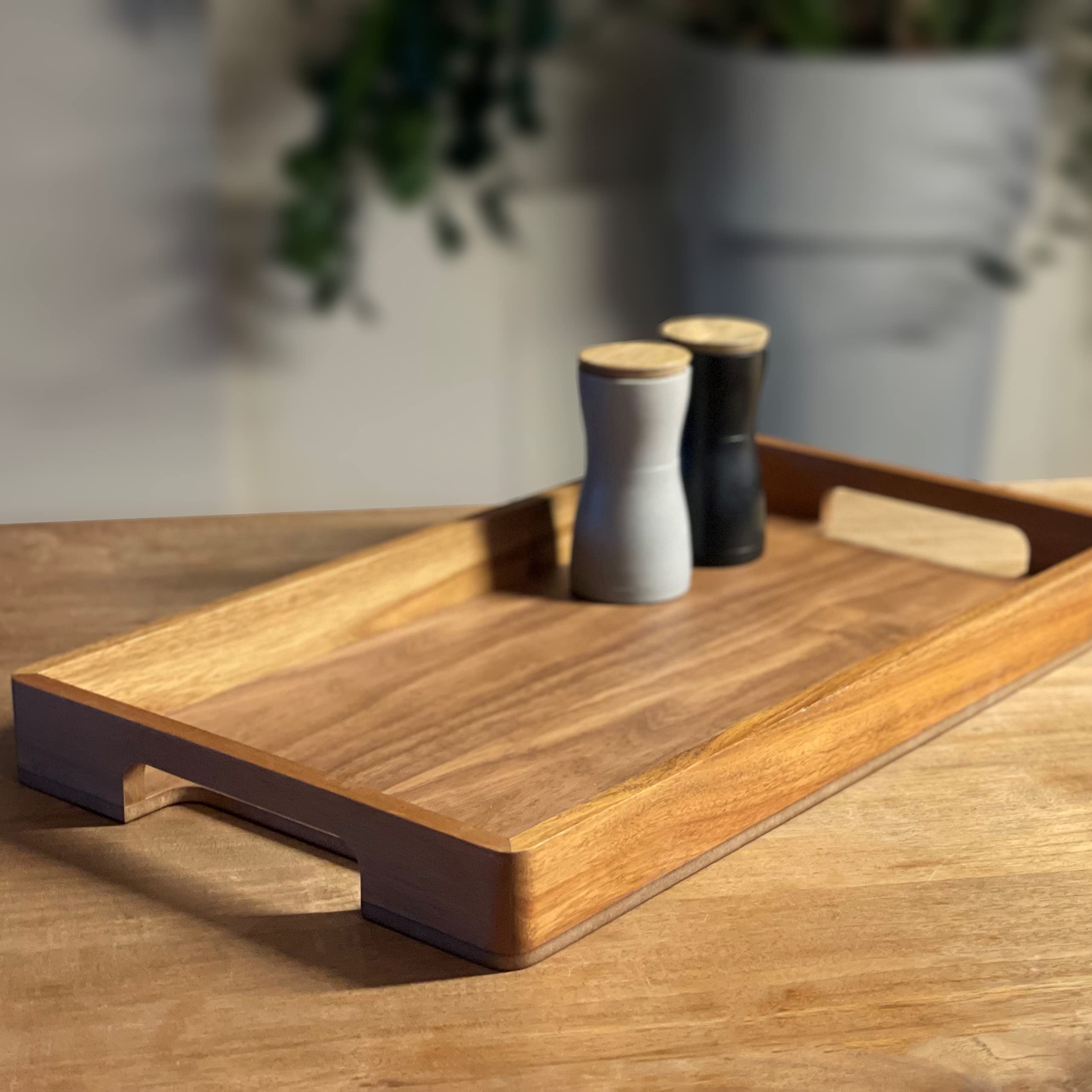 AdHoc Serve Smart Holztablett mit Griff, Serviertablett | Großes Tablett aus Akazienholz mit walnussfurniertem Boden, 56 × 30 cm