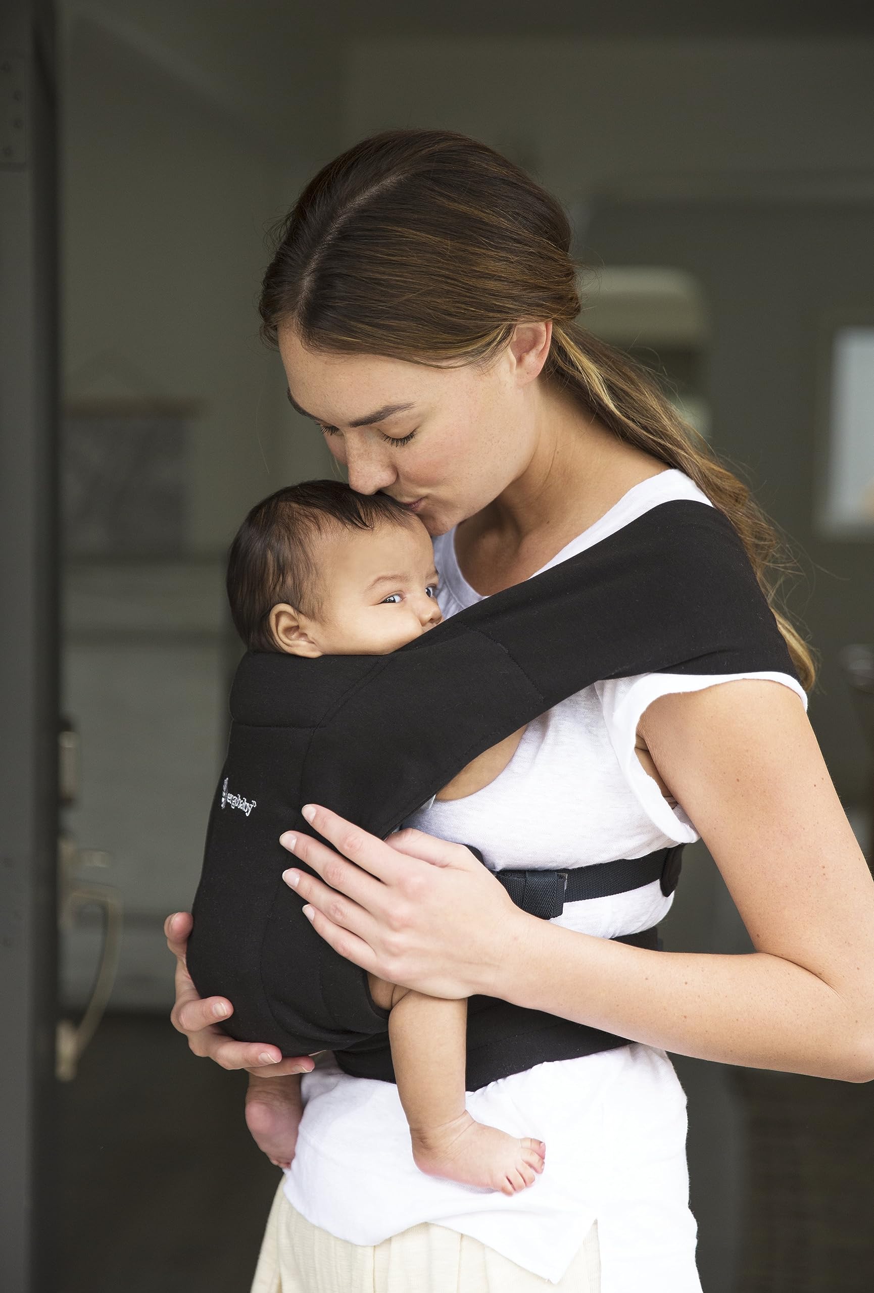 Ergobaby Embrace Porte Bebe Nouveau-ne Physiologique et Ergonomique Extremement Doux, Pure Black BCEMABLK - 4