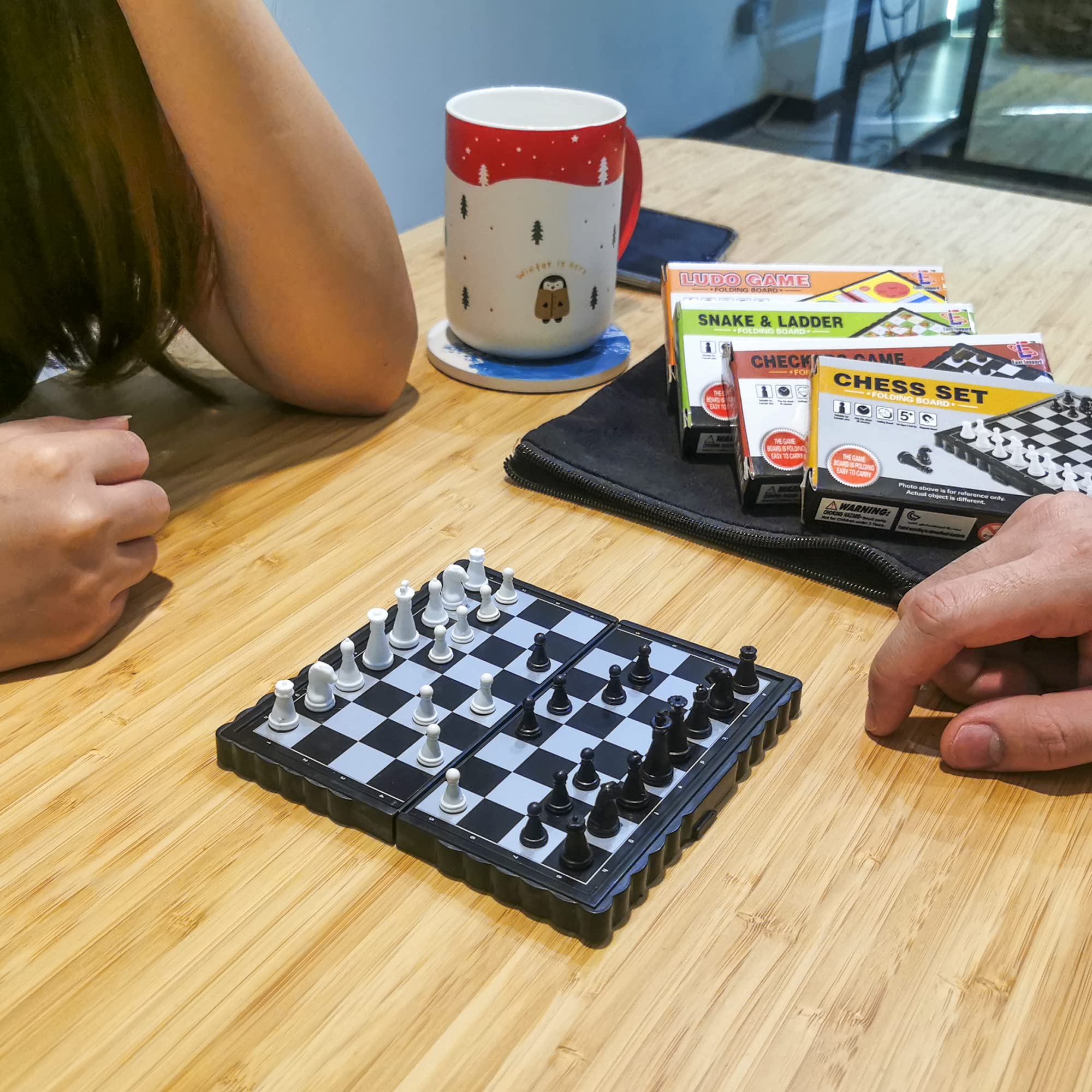 JJPRIME - 4 Juegos de Mesa de Viajes clásicos, Divertidos y Divertidos - Damas y escaleras Ajedrez Ludo Mini Juego de Dados magnéticos Juego de Cajas Plegables