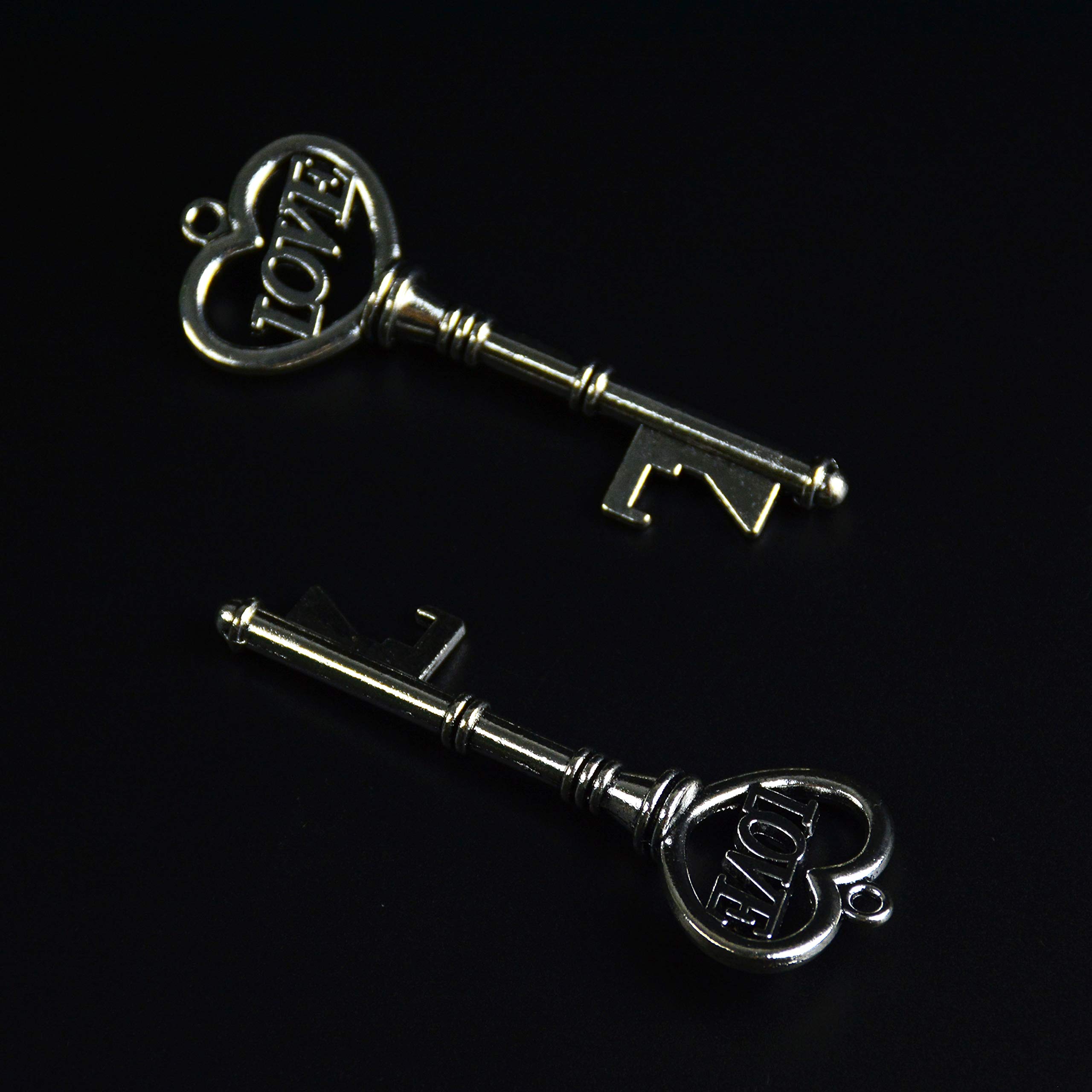 Makhry 50 Pezzi a Forma di Cuore con Love Apribottiglie Chiave Vintage Bomboniera Set Regalo Souvenir con Etichetta Grazie e Nastro di Seta (Antico Argento)