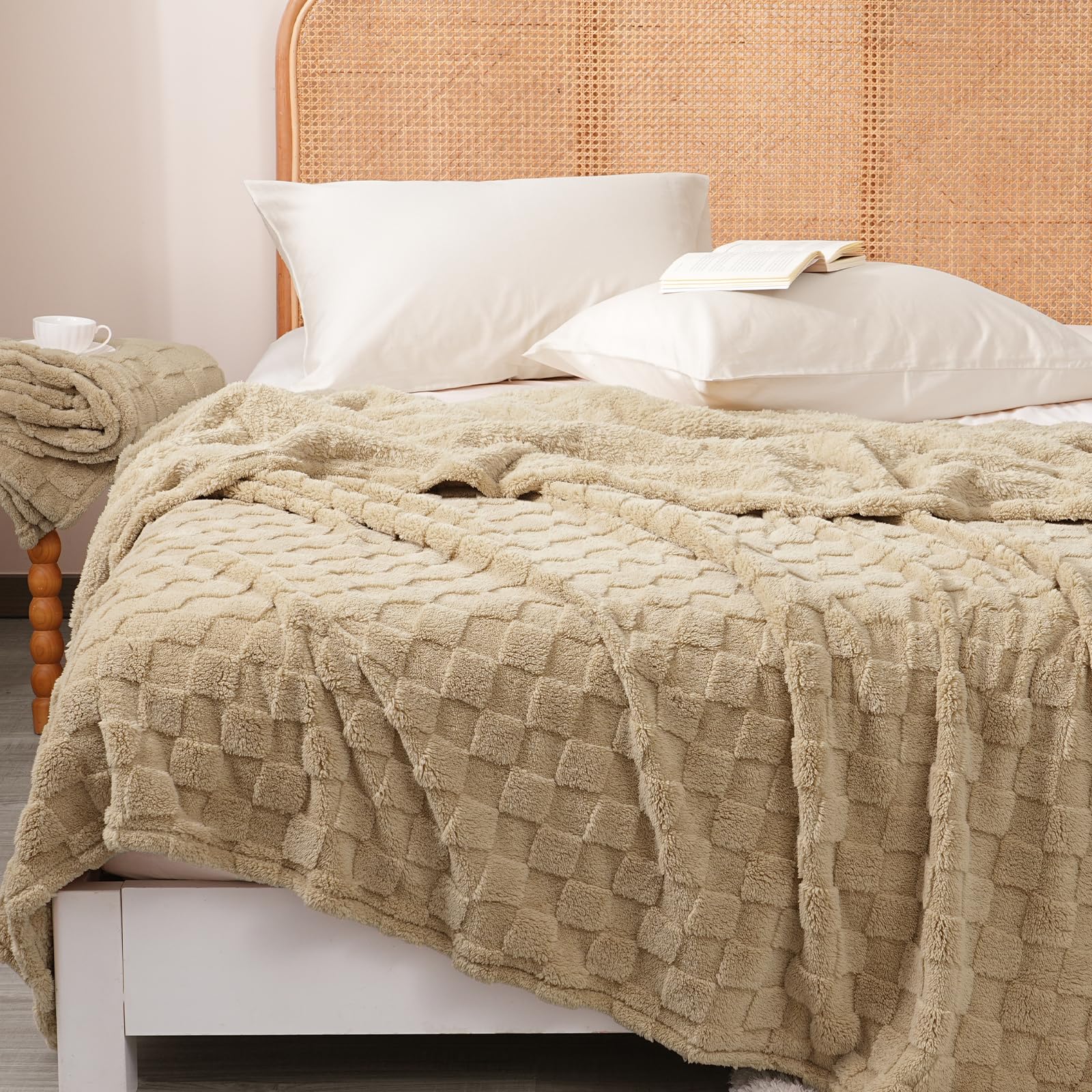 David's Home Ultra Soft Fleece Blanket King Size - Checkered Jacquard Flannel, No Shedding & No Pilling, Cozy Lightweight All Season Decor for Couch/Bed, Pale Khaki, 108x90 Inches