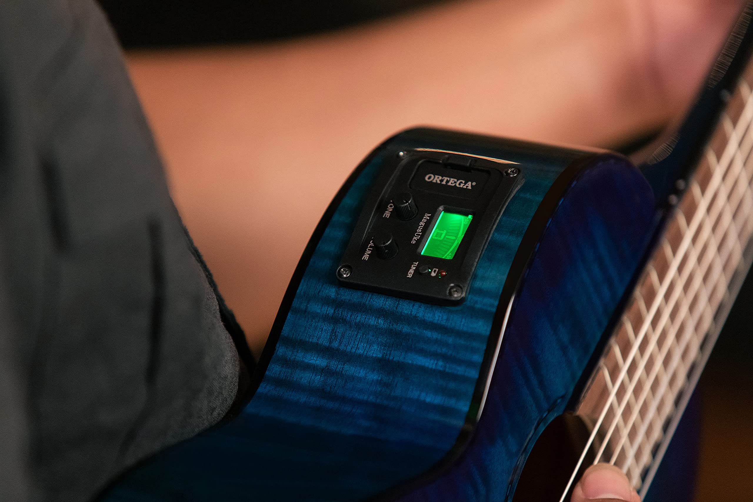 Ortega Guitars Reise Gitarre Elektro-Akustisch – Mini Travel Series – Geflammtes Mahagoni, Hochglanz Blau (RGLE18BLF)