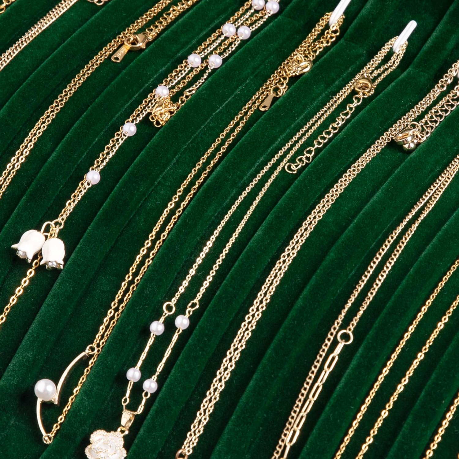 Frebeauty 15 Hooks Necklace Tray Velvet Neckalce Organizer with Clear Lid Lockable Necklace Holder Box Jewelry Organizer for Pendants Chains Necklace Jeweley Tray for Women Girl (Blackish Green)