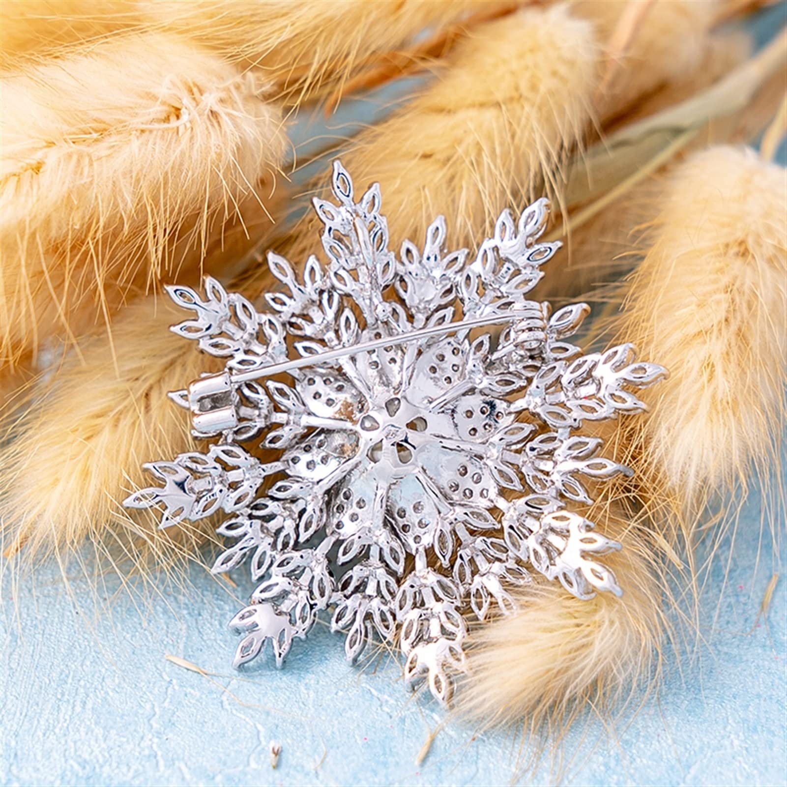 Frauen Brosche Luxus Schneeflocke Brosche Gold Blume Zirkonia Schmuck Perle Pins for Frauen Winter Zubehör Hochzeit Mantel Schal Hut Dekoration Anstecknadeln (Color : Silver)