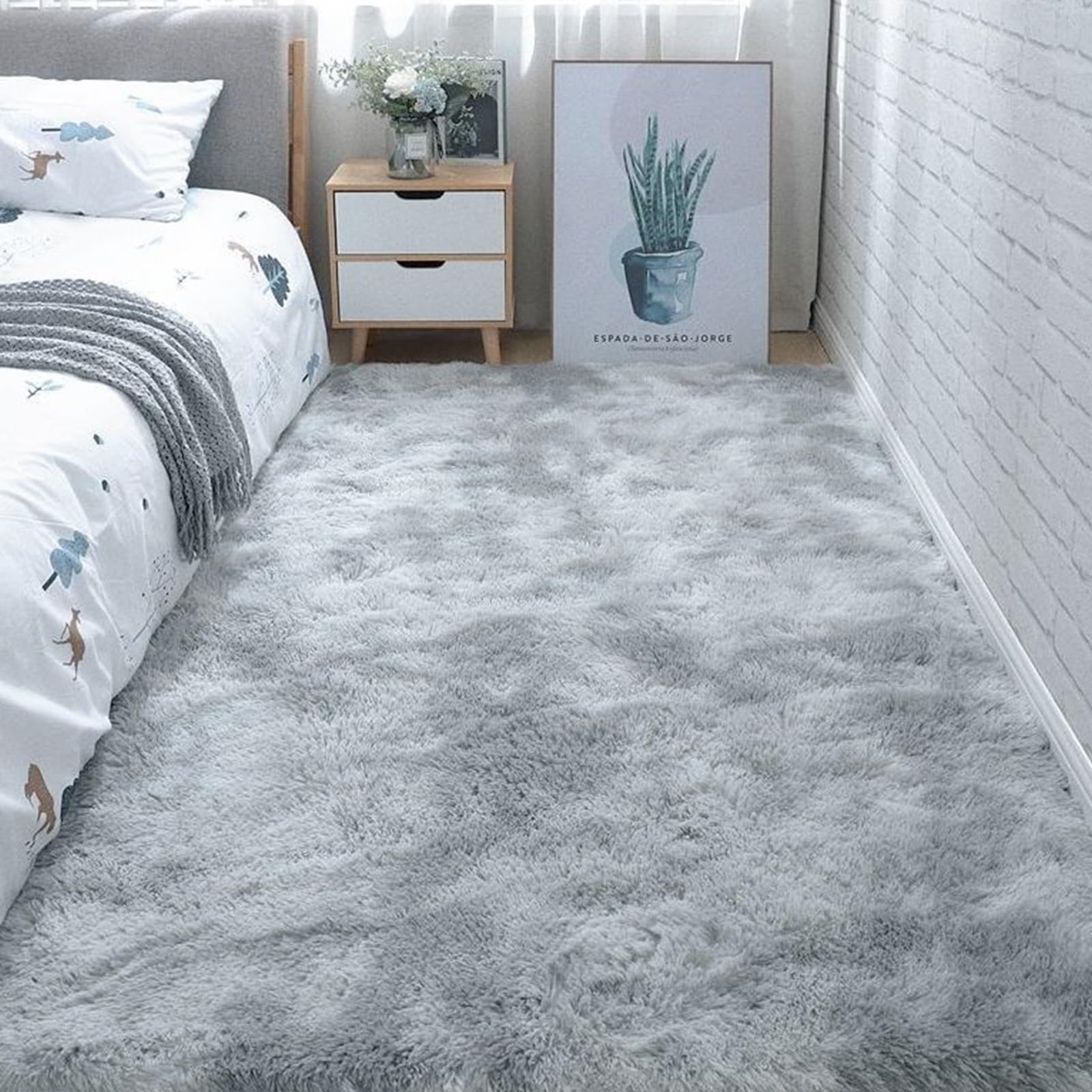 Tapis chambre shaggy gris clair pour réveils tout doux