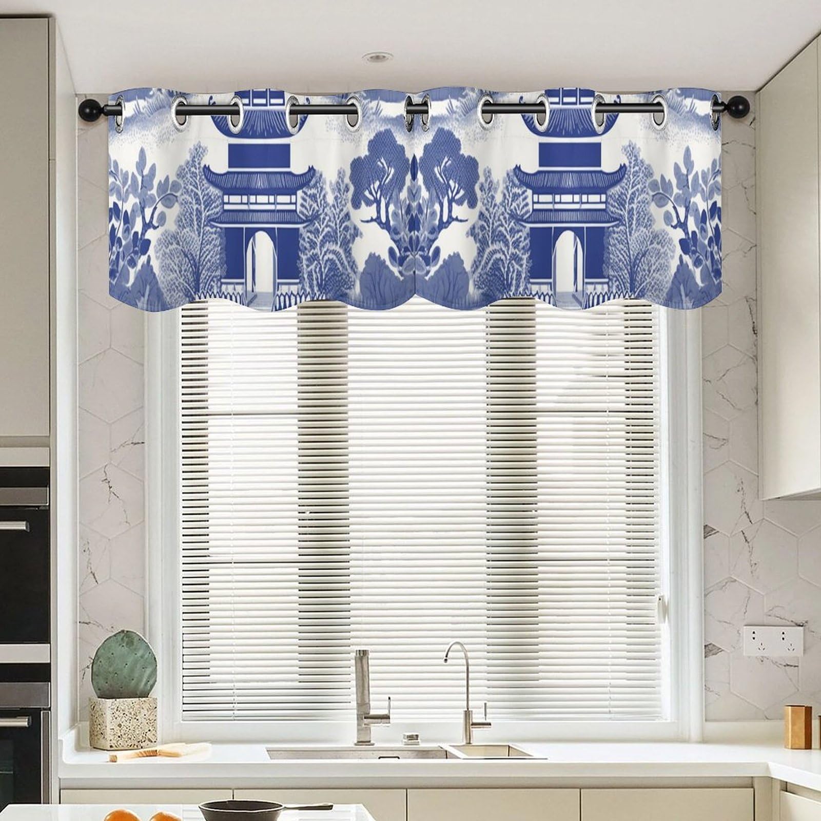 Cortinas con cenefa de pagoda azul para dar un toque oriental elegante a tu salón