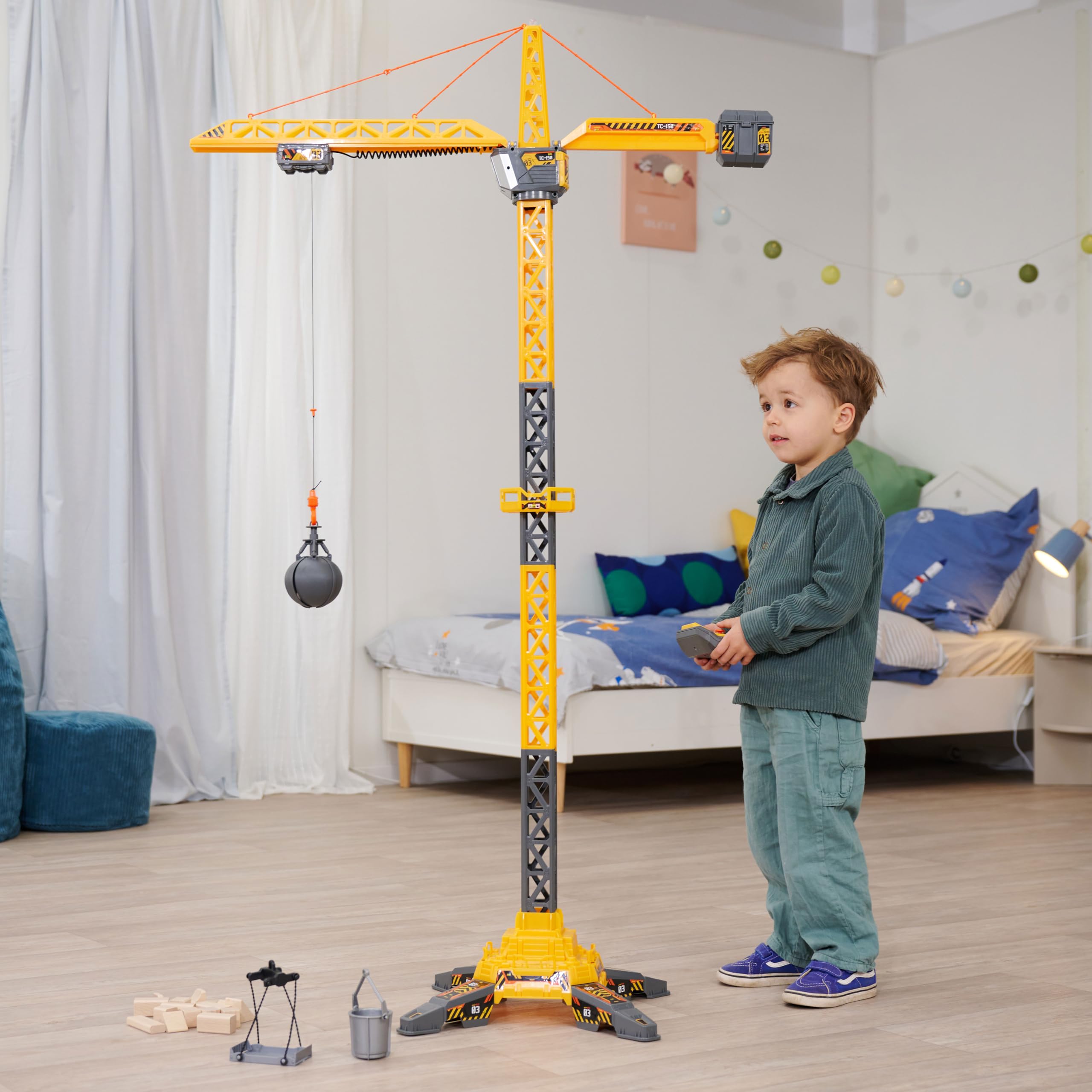 Dickie 203729025 Grue Titan Radio Control 150 cm, Pivote à 360°, Monte et descend avec lumière et USB, Accessoires Inclus, Jouet de Construction, à partir de 3 Ans