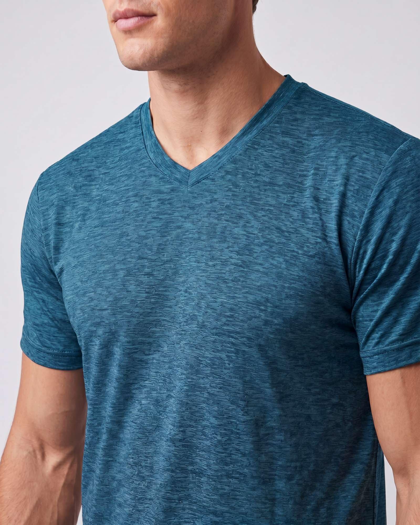 Real Essentials Paquete de 5: camiseta deportiva deportiva para hombre, con cuello en V, ajuste seco, absorbe la humedad