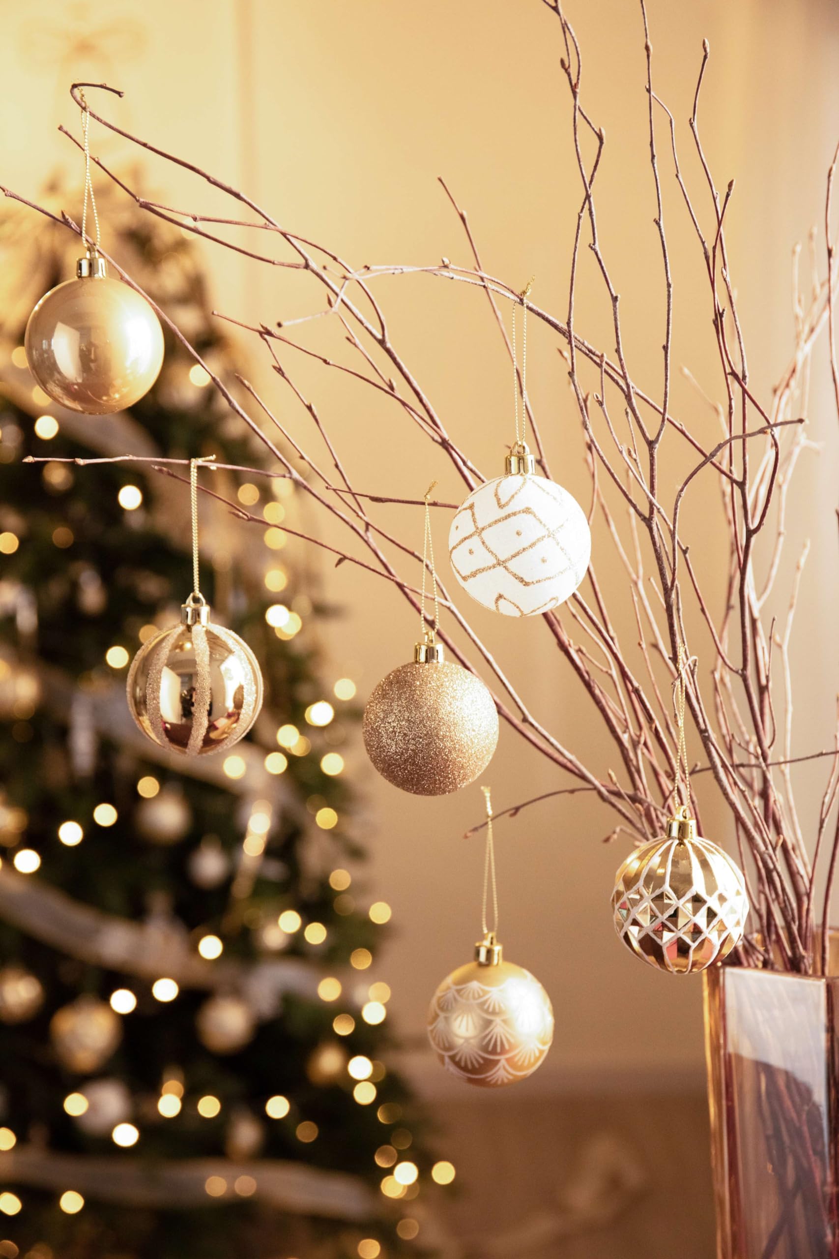 Valery Madelyn 30pcs 6cm Boules de Noël, Thème Élégant Or et Blanc, Lot de Décoration Incassable pour Sapin de Noël, Ornements de Boule de Noël Traditionnelle, Boule à Suspendre pour l'arbre de Noël