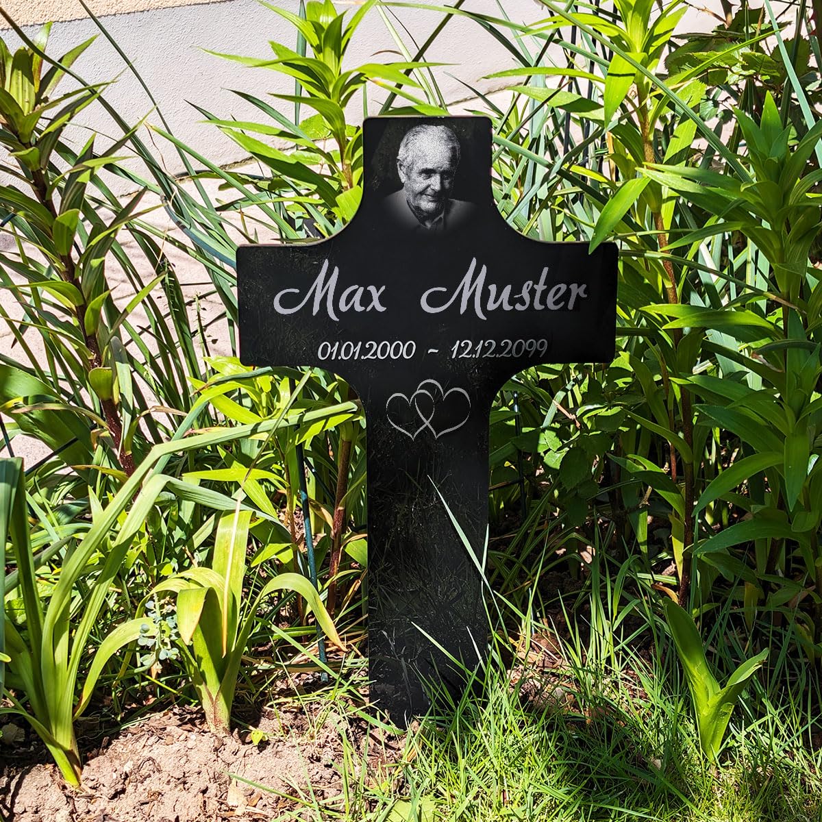 Paule Black Personalisierter Grabstecker Kreuz Grabschmuck mit Foto Gravur - Acrylglas Schwarz Hochglanz 400 x 800 mm - wetterfest für Außenbereich, Mama Papa Oma Opa Steckkreuz