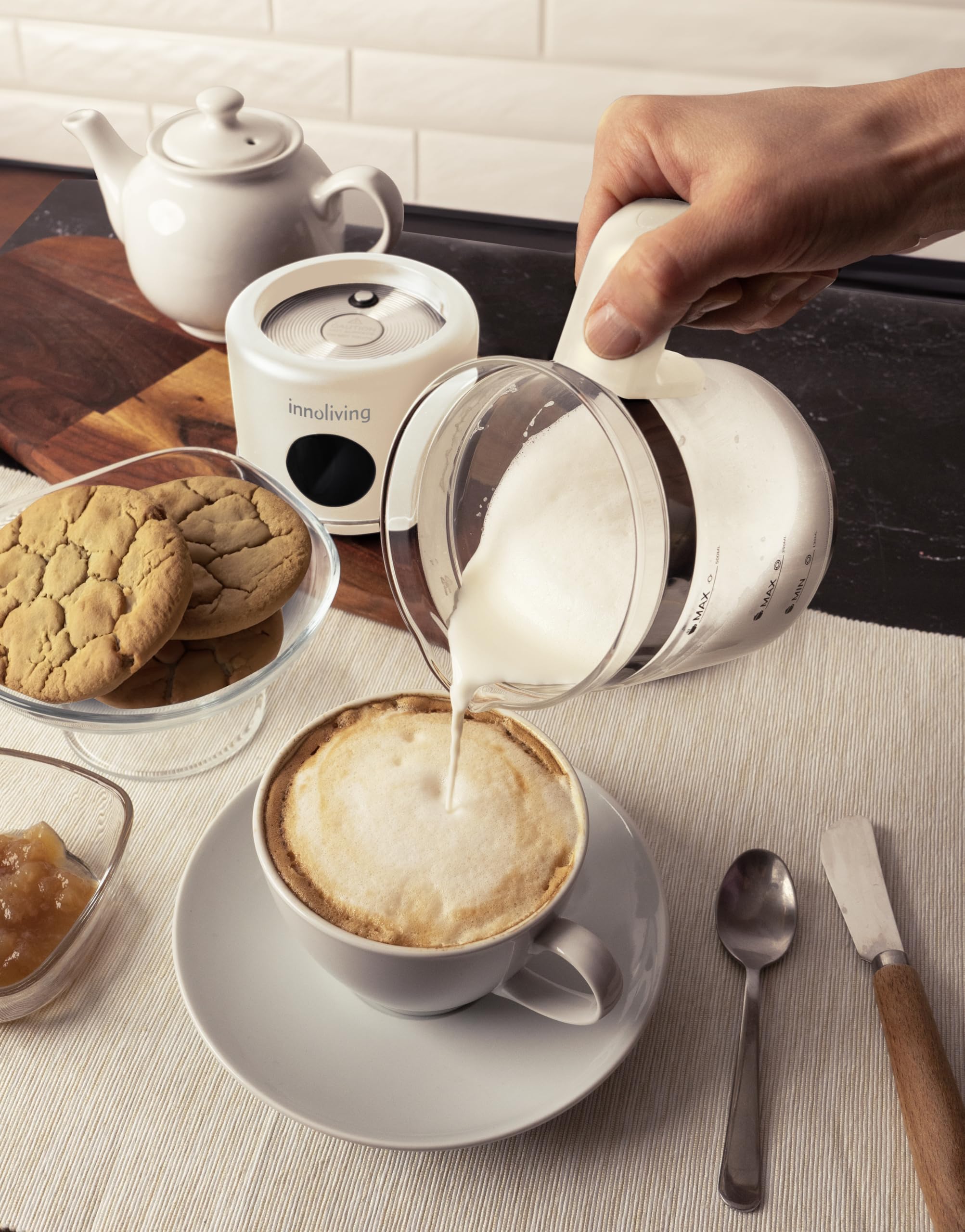 Innoliving Montalatte Elettrico Cappuccinatore INN-786, Capacità 350ml, Schiuma Latte Calda e Fredda, Antiaderente, Compatto, Facile da Pulire, Ideale per Cappuccini e Bevande Calde, Monta e Scalda