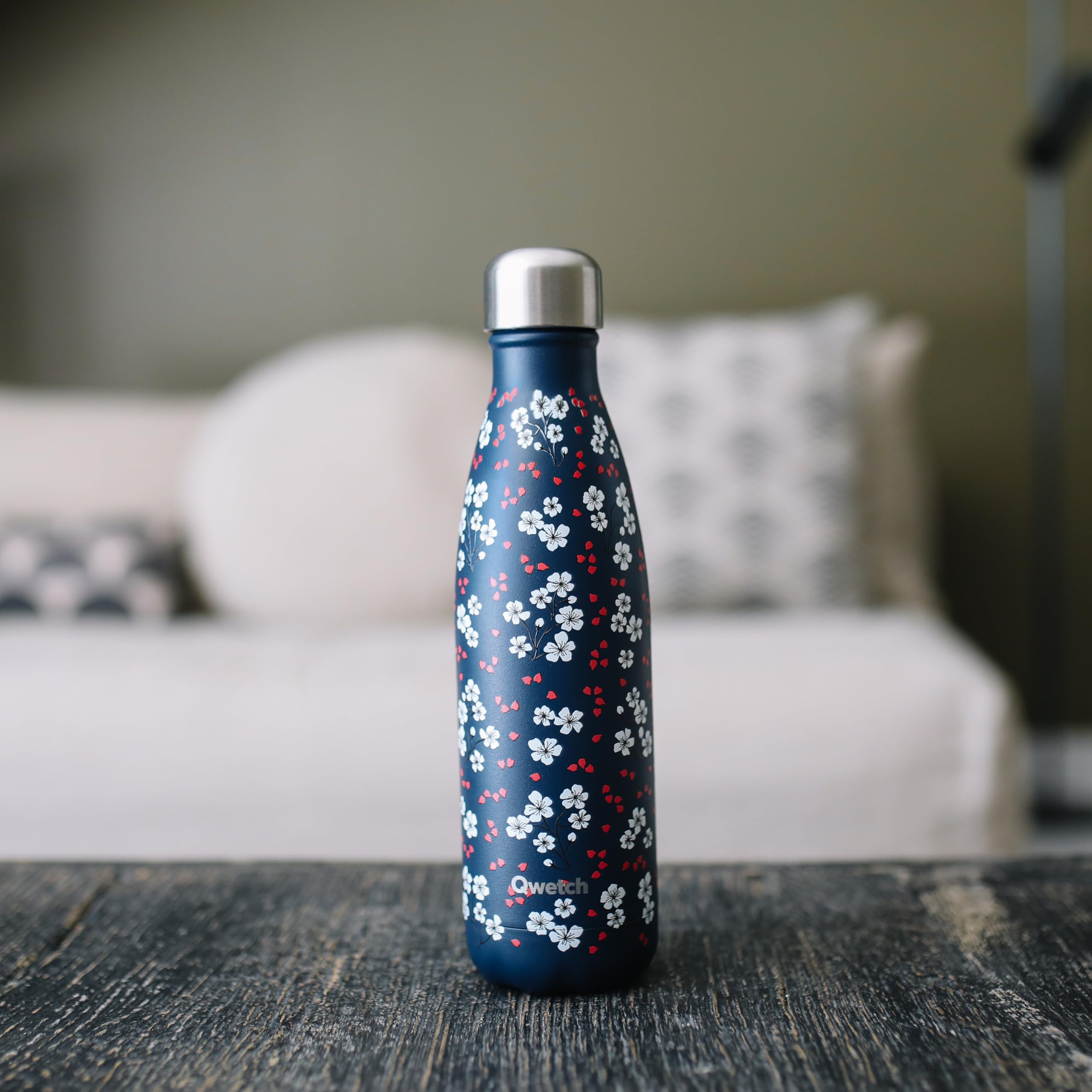 Qwetch – Botella isotérmica original Hanami azul 750 ml – 24 h fría y 12 h caliente, impermeable, sin BPA y reutilizable, botella de acero inoxidable isotérmica para deporte, viajes, oficina,