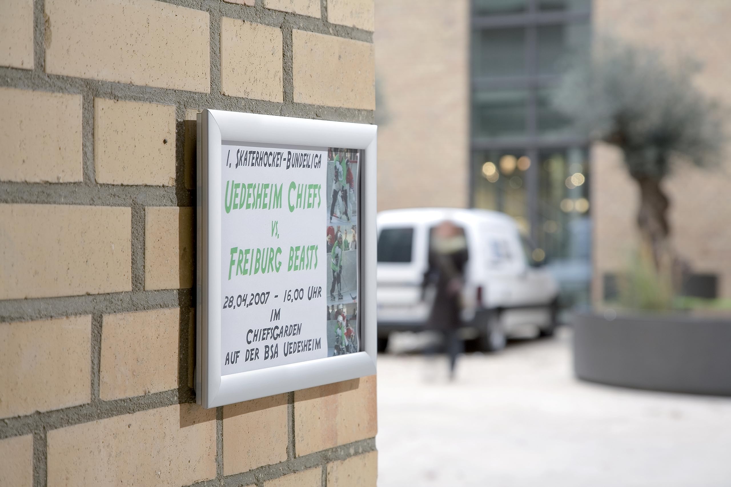 FRANKEN Wechselrahmen, Outdoor A2 Plakatrahmen, Aluminium-Klapprahmen 25 mm breit, Info-Rahmen für den Außenbereich von öffentlichen Einrichtungen, Schulen, Restaurants oder Hotels, BS1703