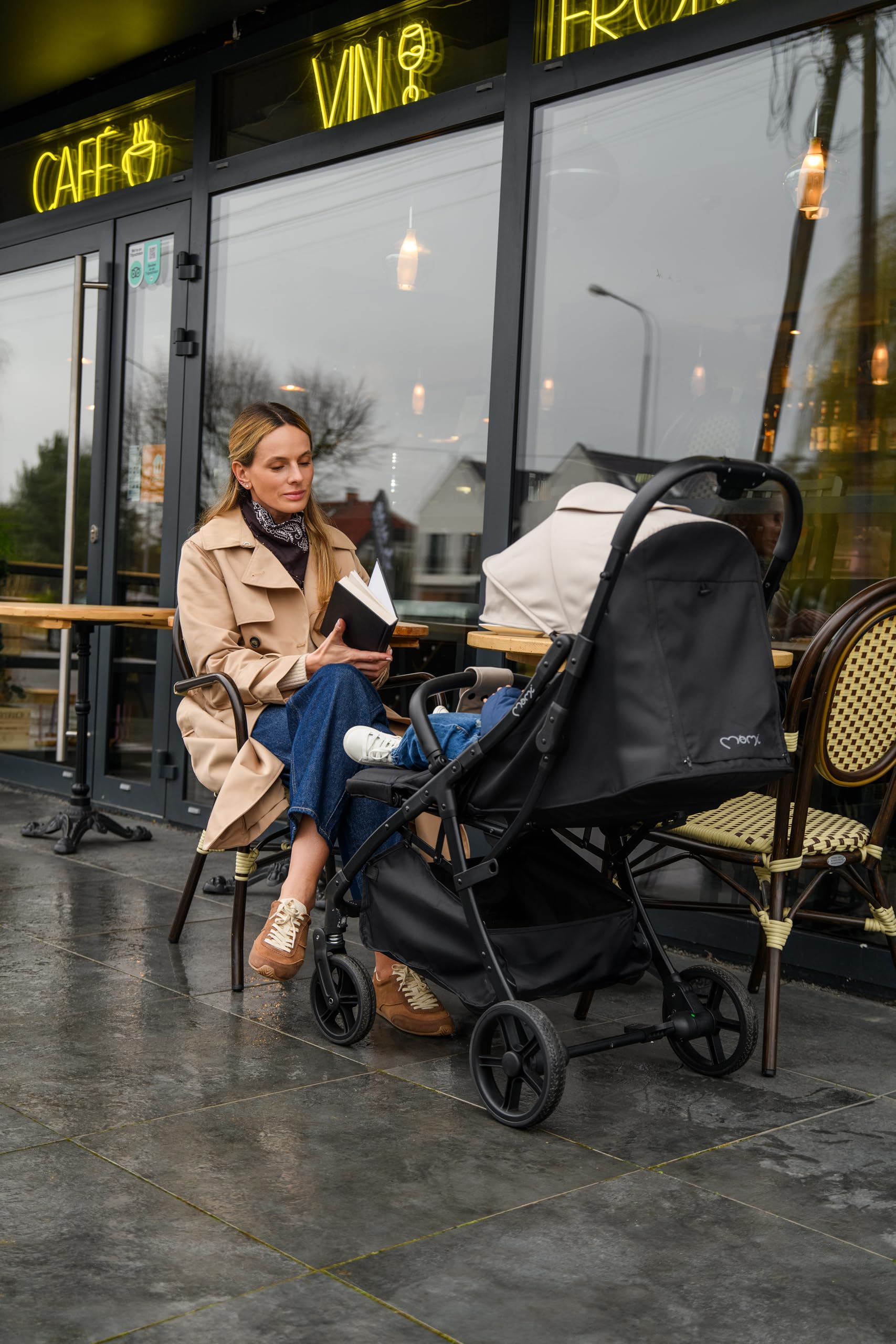 MoMi PAOLA Lekki i kompaktowy wózek do 22 kg, automatyczne składanie, 5-punktowa uprząż uprzęży, kółka z zawieszeniem, kosz do przechowywania, uchwyty na kubki