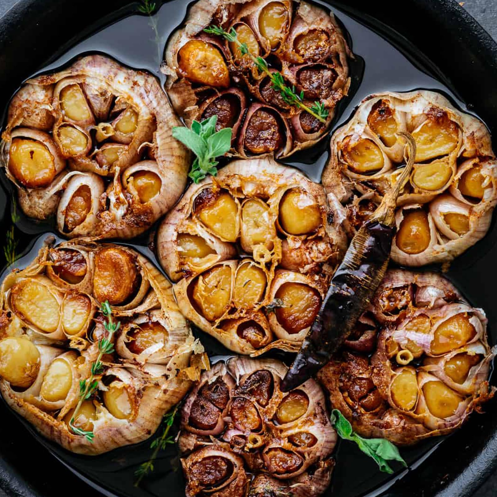 Ahumador y asador de ajo de hierro fundido pre-sazonado, resistente con tapa y caja de ahumador para virutas de madera, cocina para ahumadores al aire libre 9
