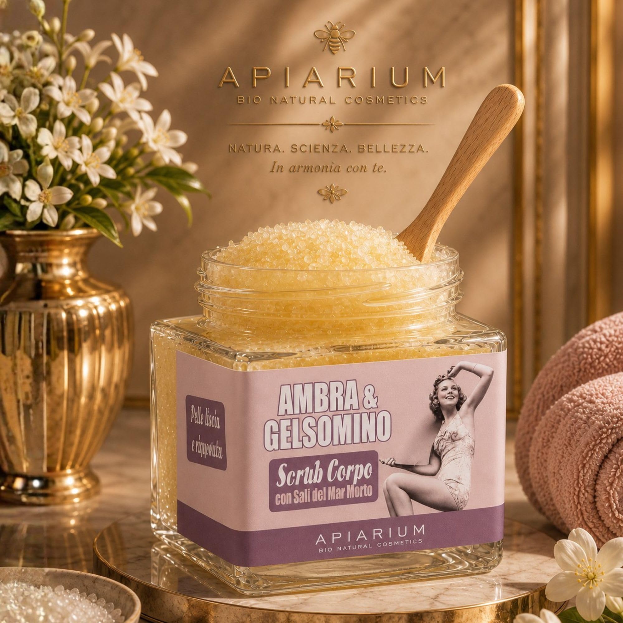 Apiarium Scrub Corpo Bio Ambra e Gelsomino 410 g – Esfoliante Corpo con Sale del Mar Morto, Burro di Karité, Oli Biologici, Miele e Pappa Reale – Profumo Coinvolgente e Ammaliante