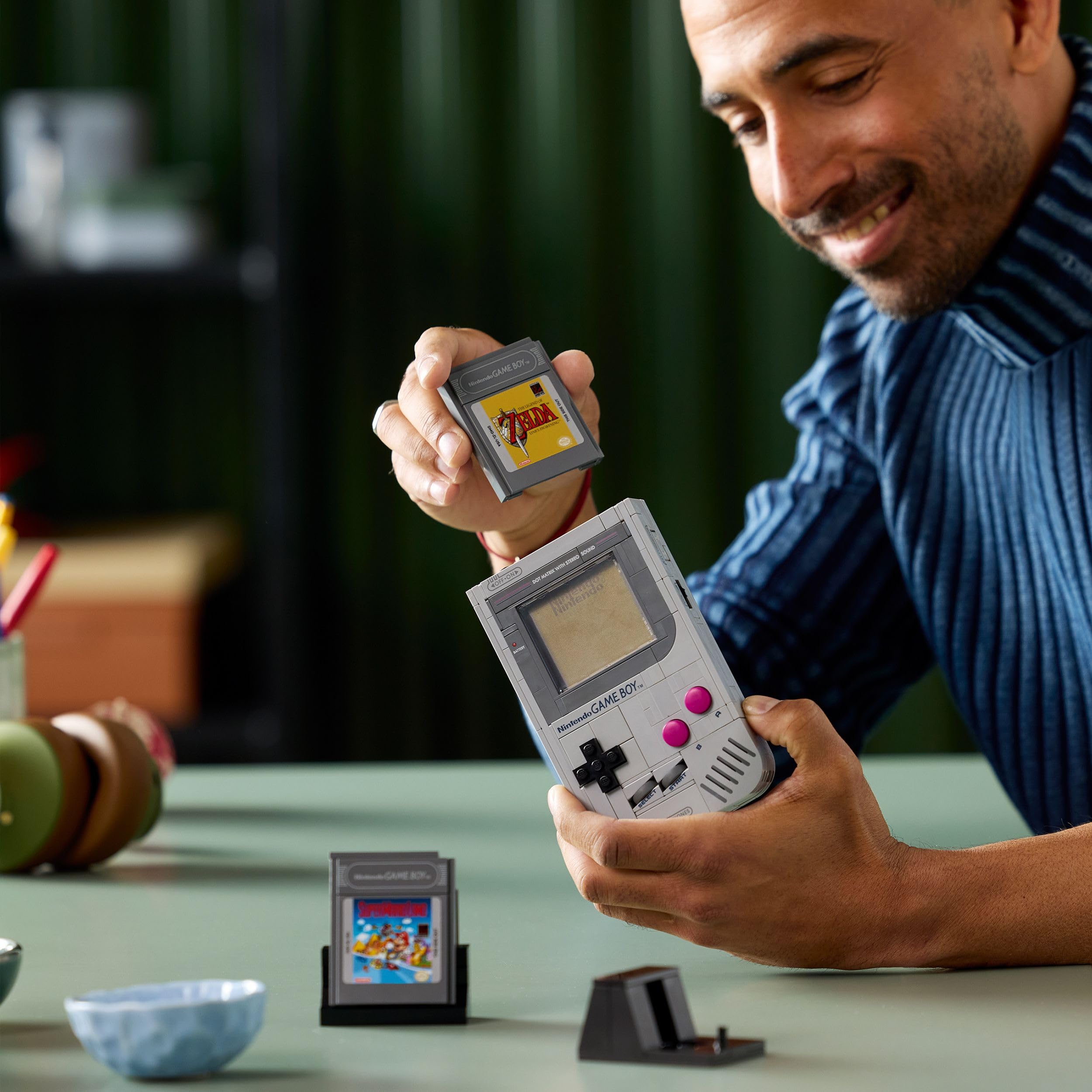 LEGO Super Mario Game Boy - Set de Construction pour Adulte - Maquette de Nintendo à Exposer avec 2 Cartouches Dont Zelda - Support Inclus - Idée de Cadeau Rétro pour Fête des Pères 72046