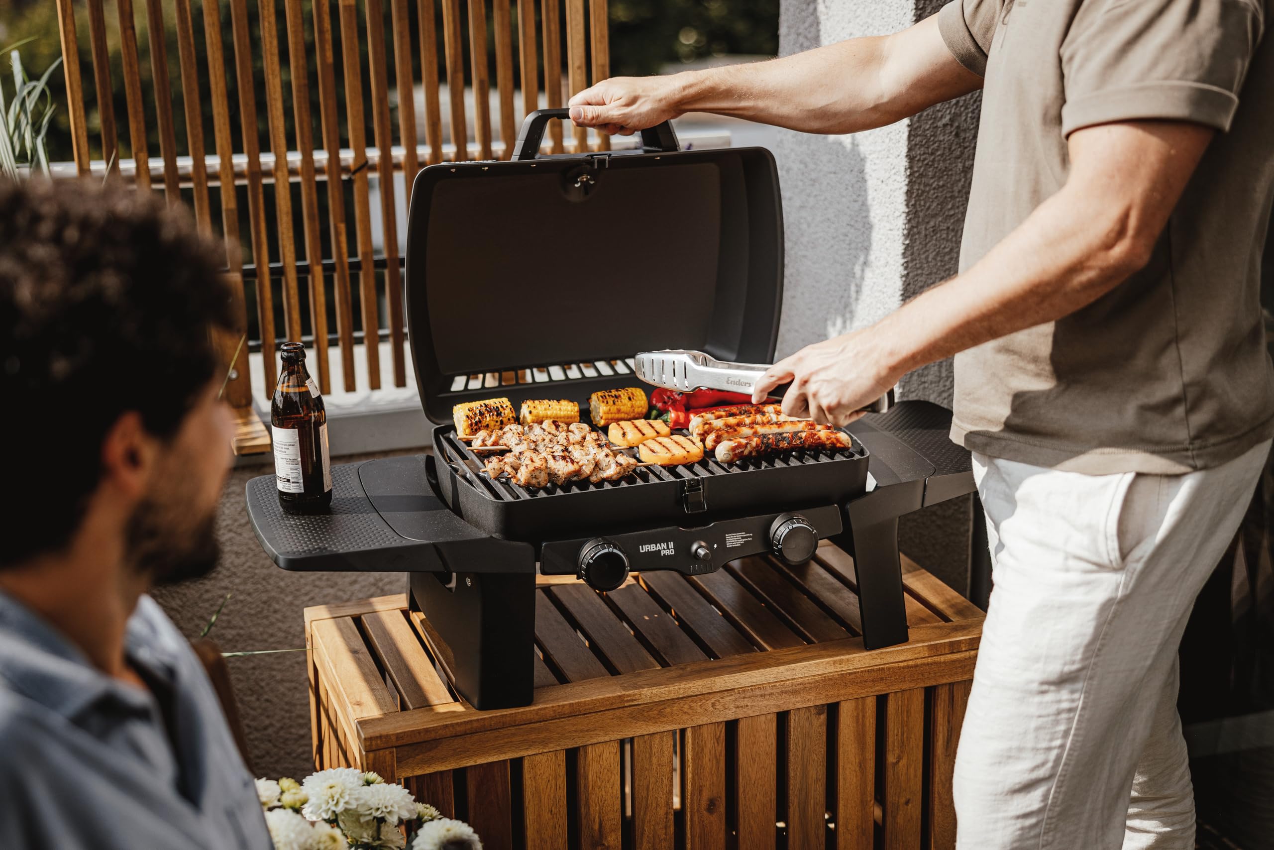 Enders Urban Pro II Barbacoa de Gas portátil, barbacoa de sobremesa, Parrilla Gas 2 Quemadores con Tapa, Termómetro y Estantes Laterales Abatibles, BBQ para camping jardín exterior, 30 mbar #206233