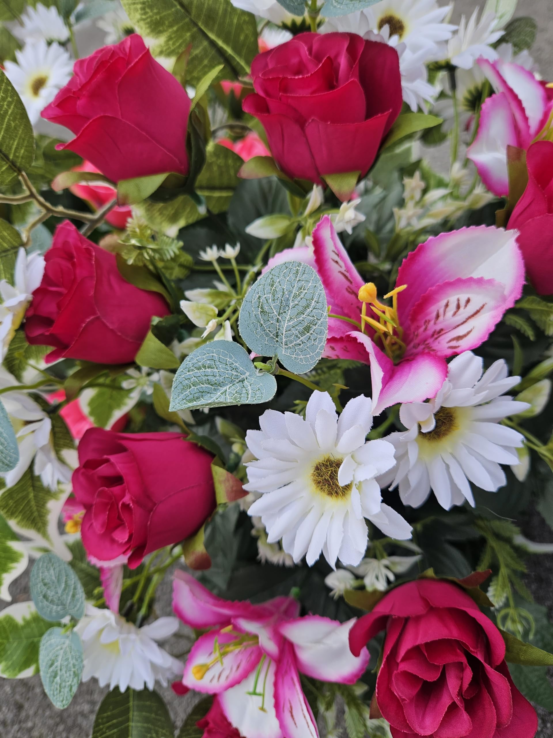 Composition de Fleurs Artificielles Lesté Ciment Pour Une Très Bonne Tenue à L' extérieur. Réalisé Par Nos Soins. Fleurs de Qualité.