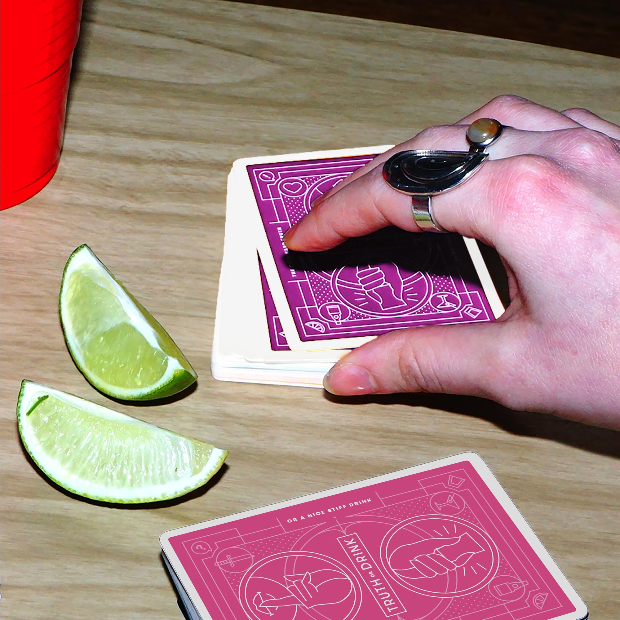 Truth or Drink: Edición de despedida de soltera | Juego de fiesta para adultos por Cut | 108 preguntas reveladoras e hilarantes para noches de niñas fuera o dentro | A partir de 21 años | 2+ jugadores