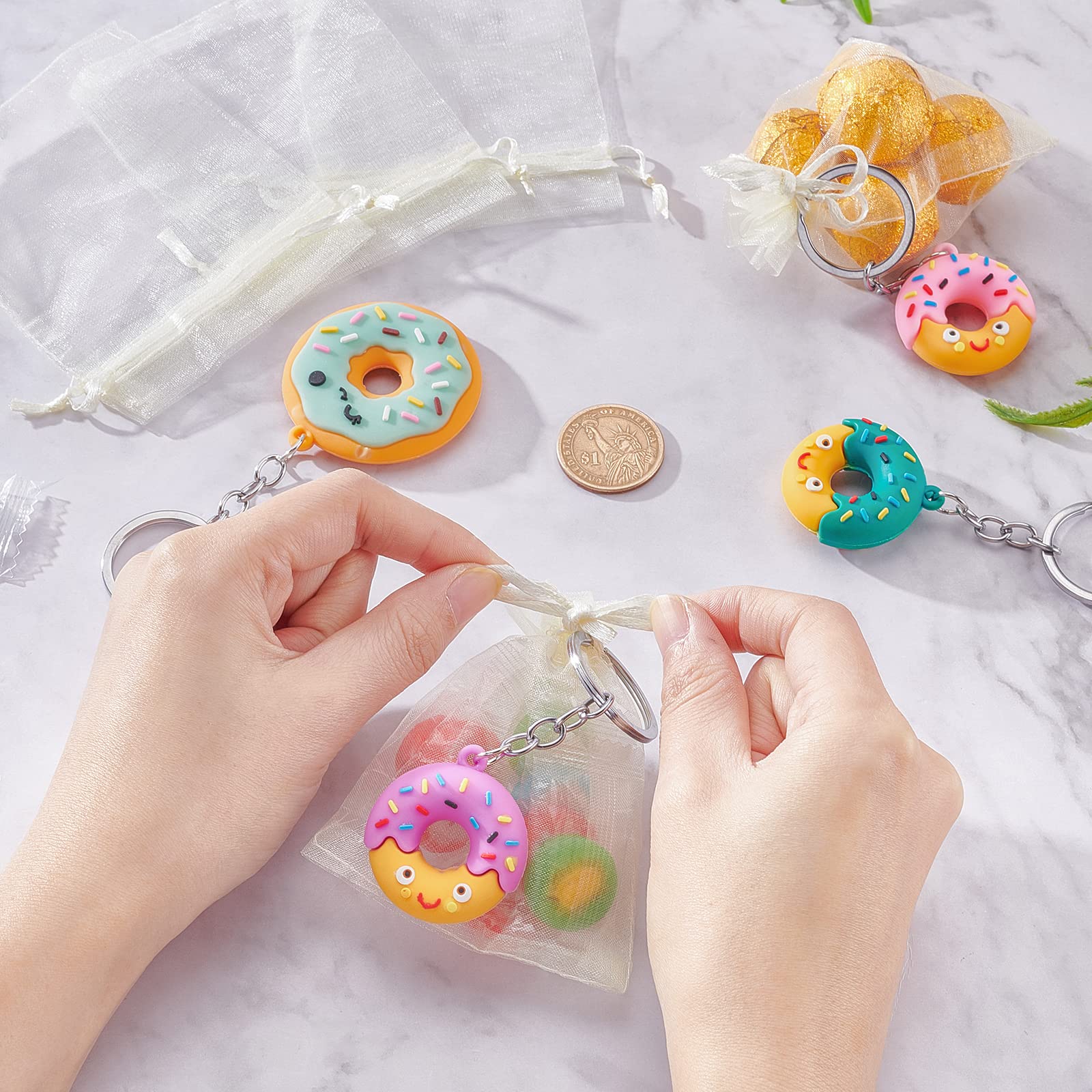 SUPERFINDINGS 8 Portachiavi A Forma Di Ciambella Faccina, Kit Fai Da Te Con Sacchetti Organza, Per Feste E Regali