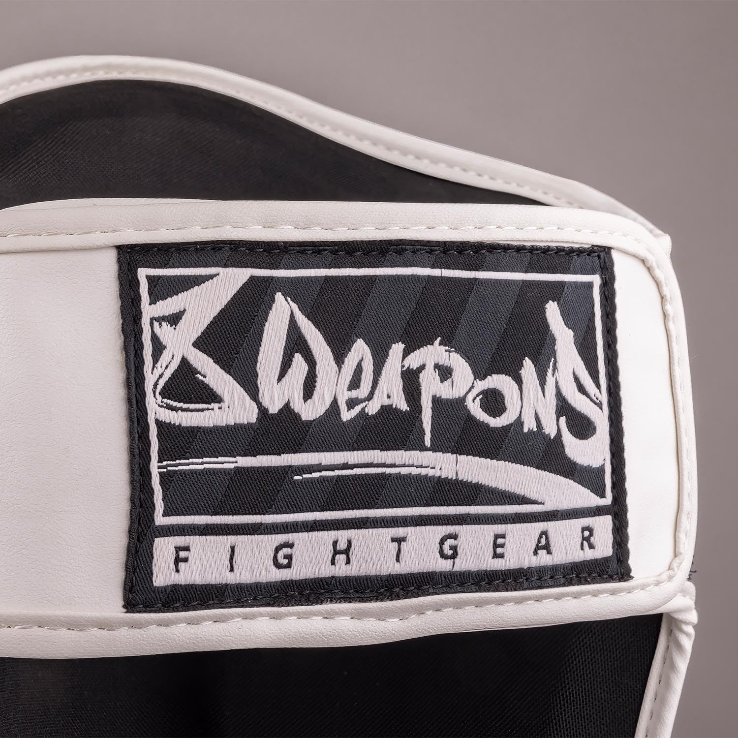 8 WEAPONS Schienbeinschoner Unlimited 2.0, Schwarz-weiß, Training & Wettkampf, Hochwertiges Kunstleder und perfekte Dämpfung, Muay Thai, K1, MMA, Karate & Kickboxen