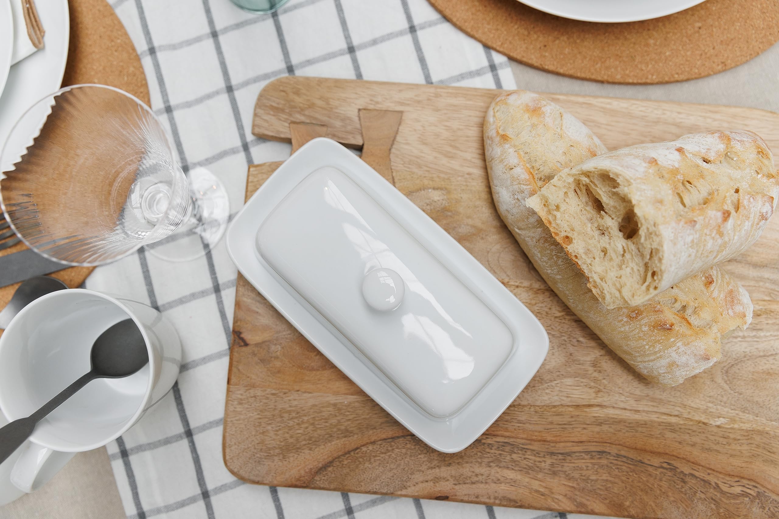 Mikasa Chalk Porcelanowy pojemnik na masło z pokrywką, 21 cm | Biały pojemnik na śniadanie i kolację | Duży pojemnik na masło | Myj w zmywarce, idealny na prezent