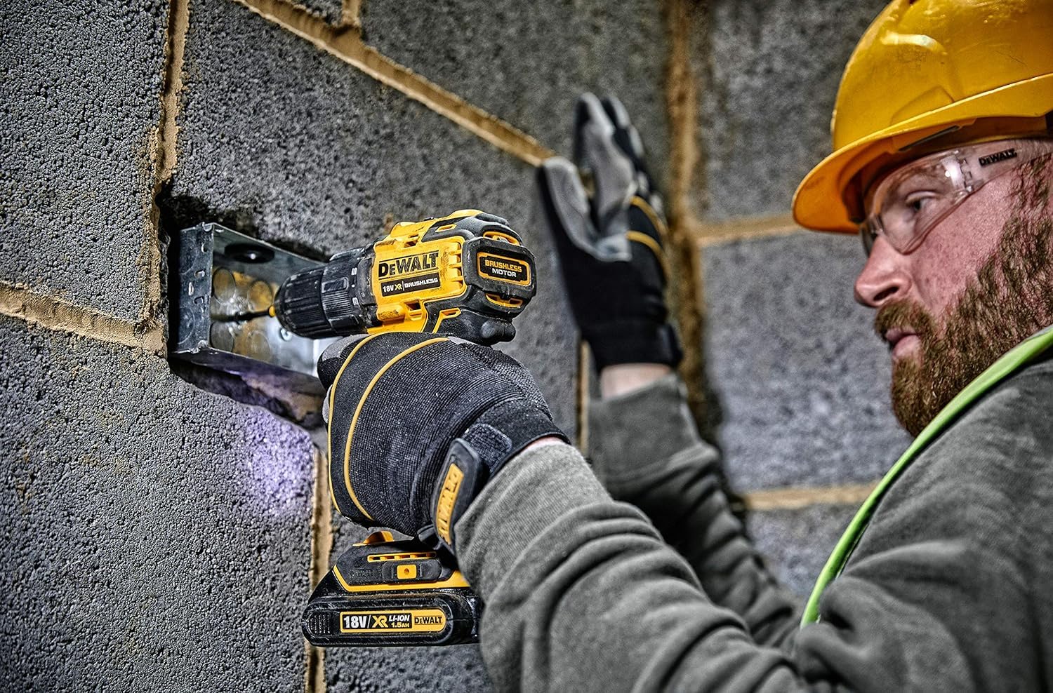 DEWALT18 Volt 2-Gang Akku-Bohrschrauber (bürstenloser Motor, Vollmetallgetriebe,15-stufiges Drehmomentmodul, 13 mm Schnellspann-Bohrfutter, 2x 2 Ah Li-Ion Akkus, Ladegerät, LED-Leuchte), DCD708D2T-QW