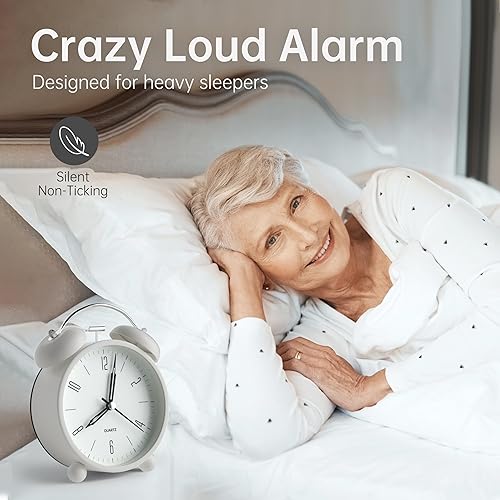 Miniatura 2 de Reloj despertador analógico, reloj pequeño súper silencioso de 4 pulgadas sin tictac con luz nocturna, funciona con pilas, diseño simple, alarma