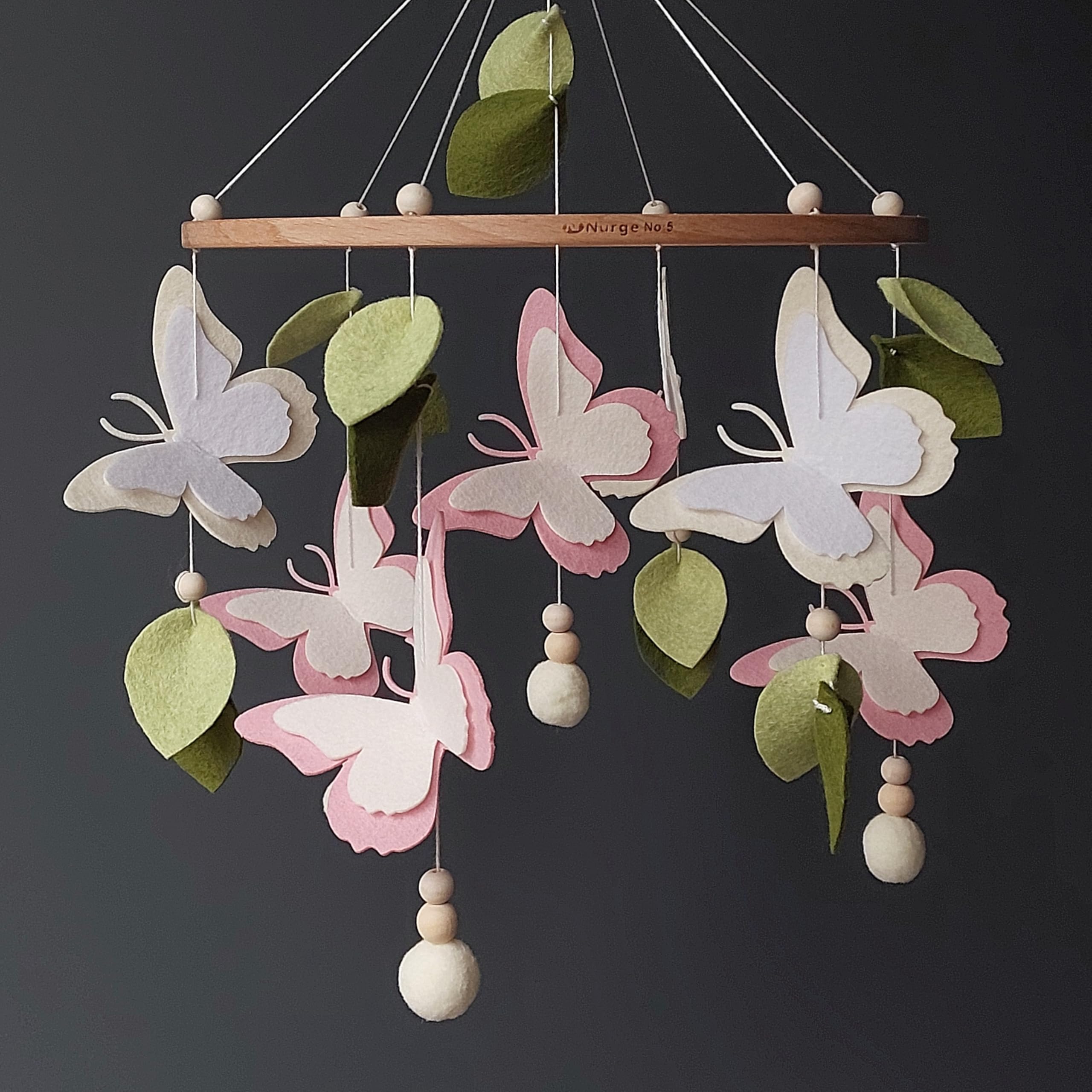 Schmetterlings Baby Mobile für Mädchen – Florales Filz-Mobile mit Blättern & Blumen – Botanische Boho Deko fürs Babyzimmer – Handgemachtes Hängemobile für Wiege oder Kinderbett