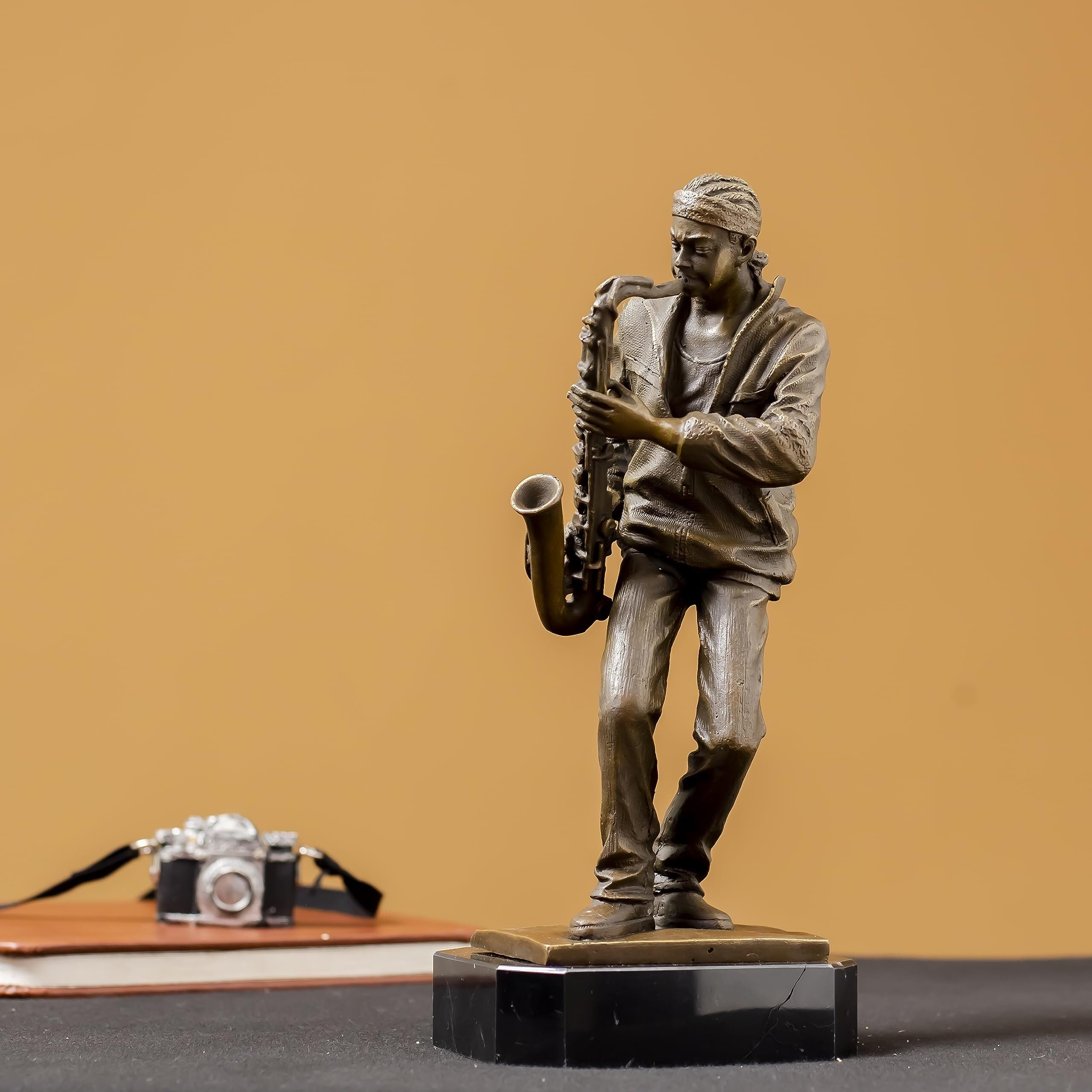 Scultura sassofonista della band jazz, statua di sassofonista da 29 cm su base in marmo nero, decorazione casual per la casa per amanti della musica e collezionisti