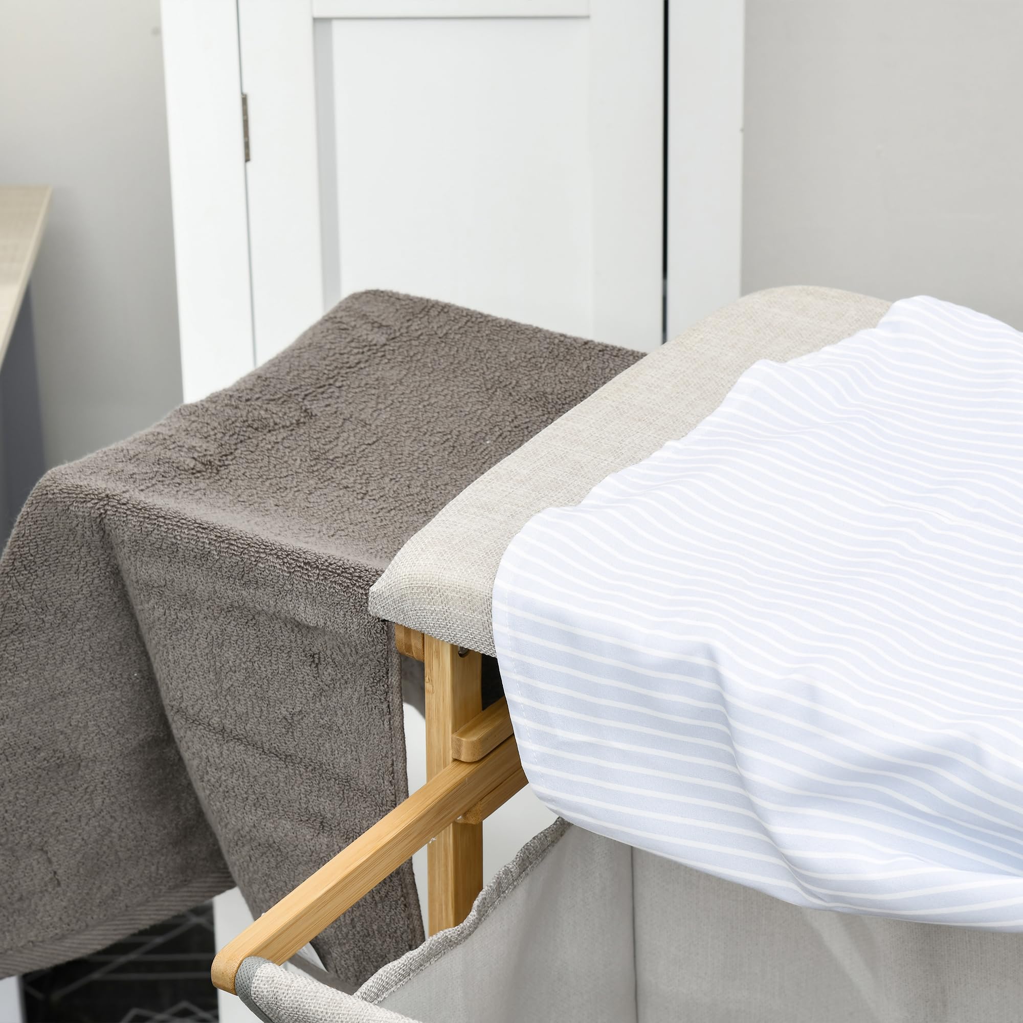 HOMCOM Cesto de Ropa Sucia 57,4L con Tabla de Planchar 113x34x82 cm Natural | Cesta Ropa Sucia de Bambú, Soporte para Plancha, 3 Estantes, Bolsa Extraíble, Estantería de Baño para Lavandería