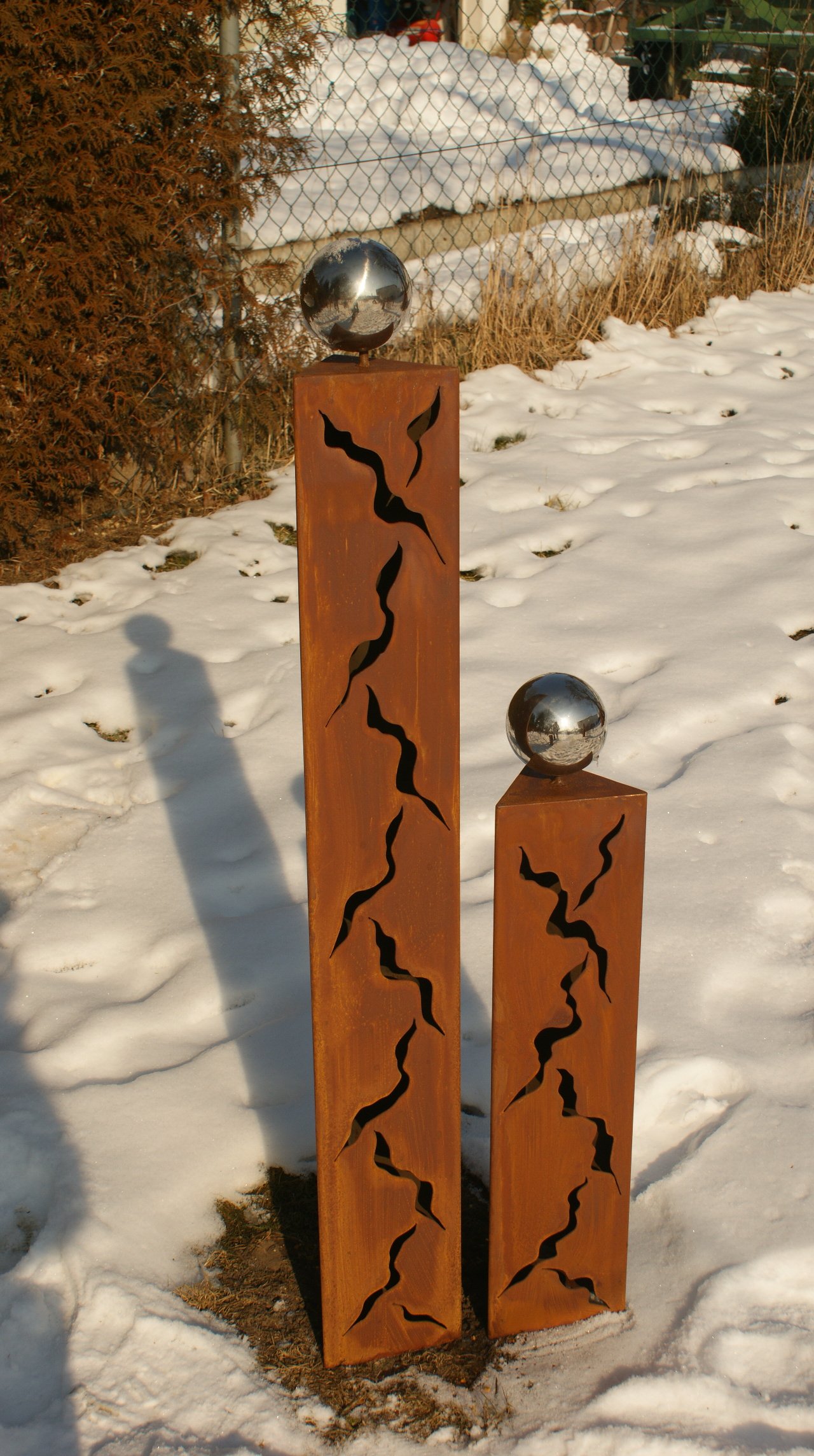 Gartendeko Rost, Dreiecke, Rostsäulen 100/60 cm. Edelrost, Edelstahlkugeln