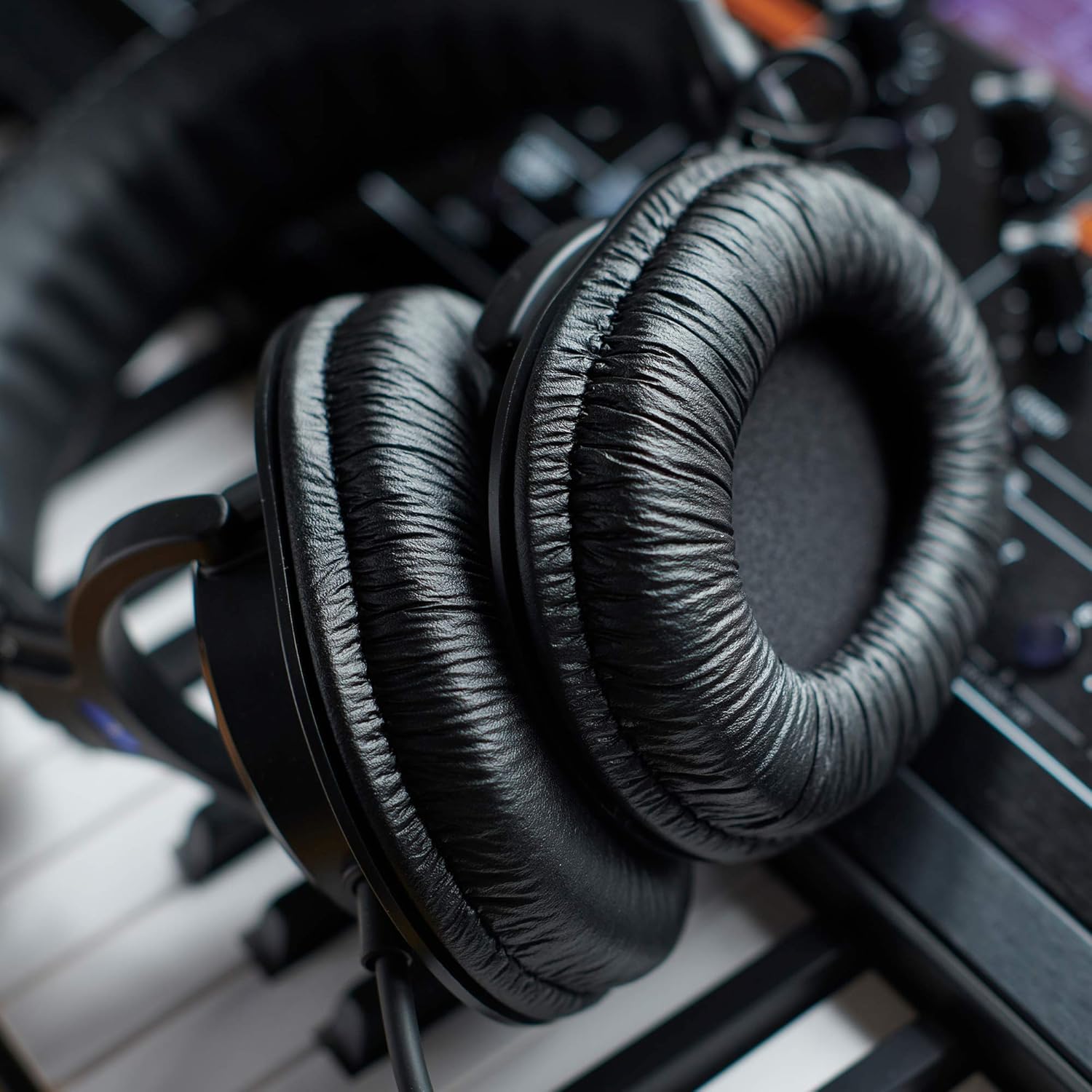 roland rh 200 stereo monitor headphones black coiled cable %e2%80%93 clear accurate and comfortable for studio quality monitoring