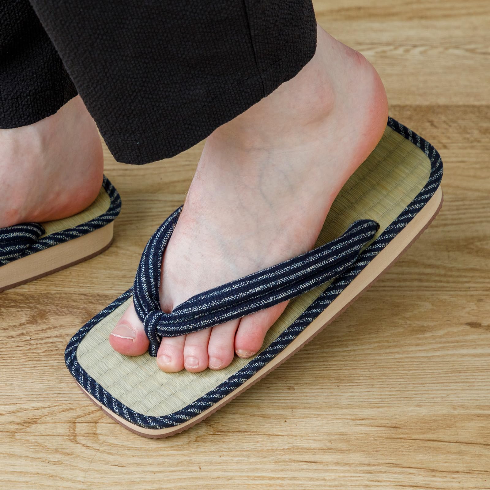 Asayu Japan Sandales Traditionnelles Japonaises en Igusa, Fabriquées au Japon, Tatami Zori, Absorbantes et Résistantes aux Odeurs - Rayures Bleues, Taille Homme EU 40 à 43.