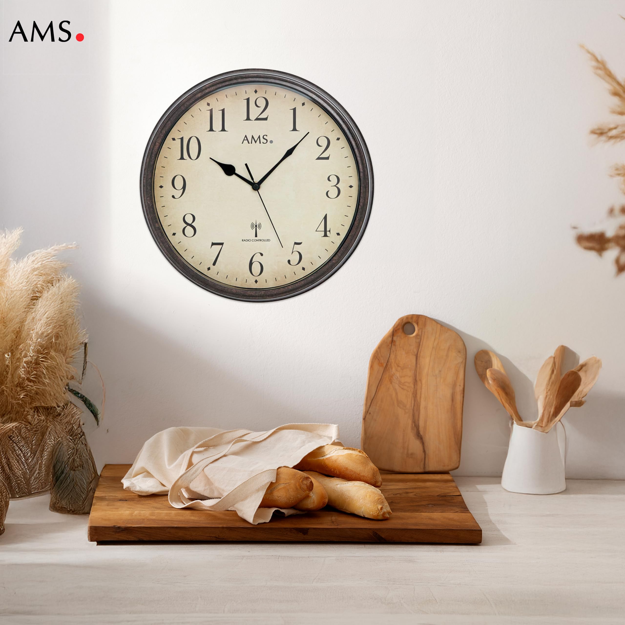 AMS 5962 Wanduhr 32 cm - Lautlos ohne Tickgeräusche, Vintage Retro, Funkwanduhr mit Arabischen Ziffern, Bruchsicheres Acrylglas, Analoge Funkuhr für Wohnzimmer, Küche & Büro