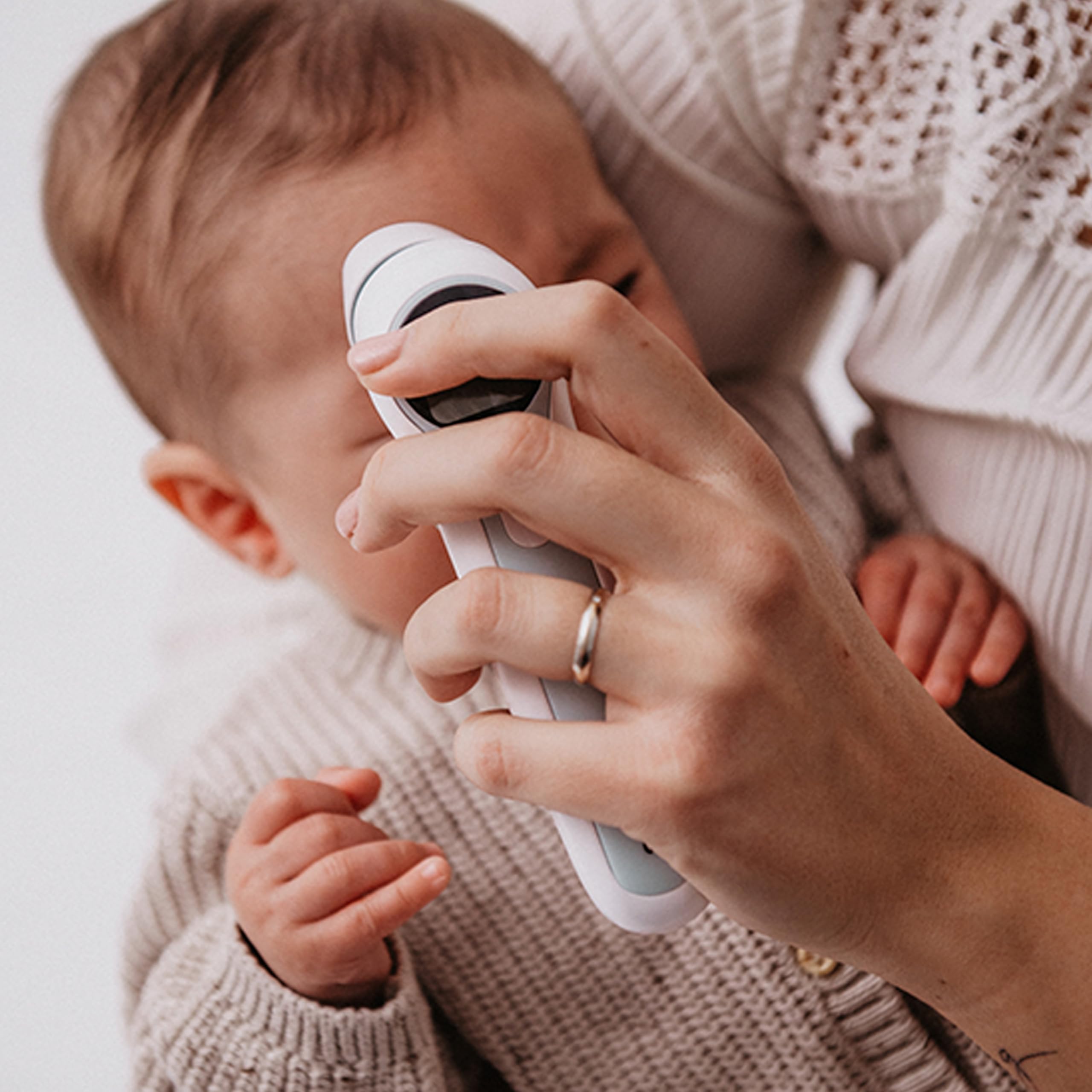 Suavinex, Termometro Digitale Neonato, Infrarossi, Senza Contatto, Misurazione Fronte e Orecchio, Lettura Rapida in 1 Secondo, Preciso, Modalità Neonati, Bambini e Adulti, con custodia, Pile Incluse