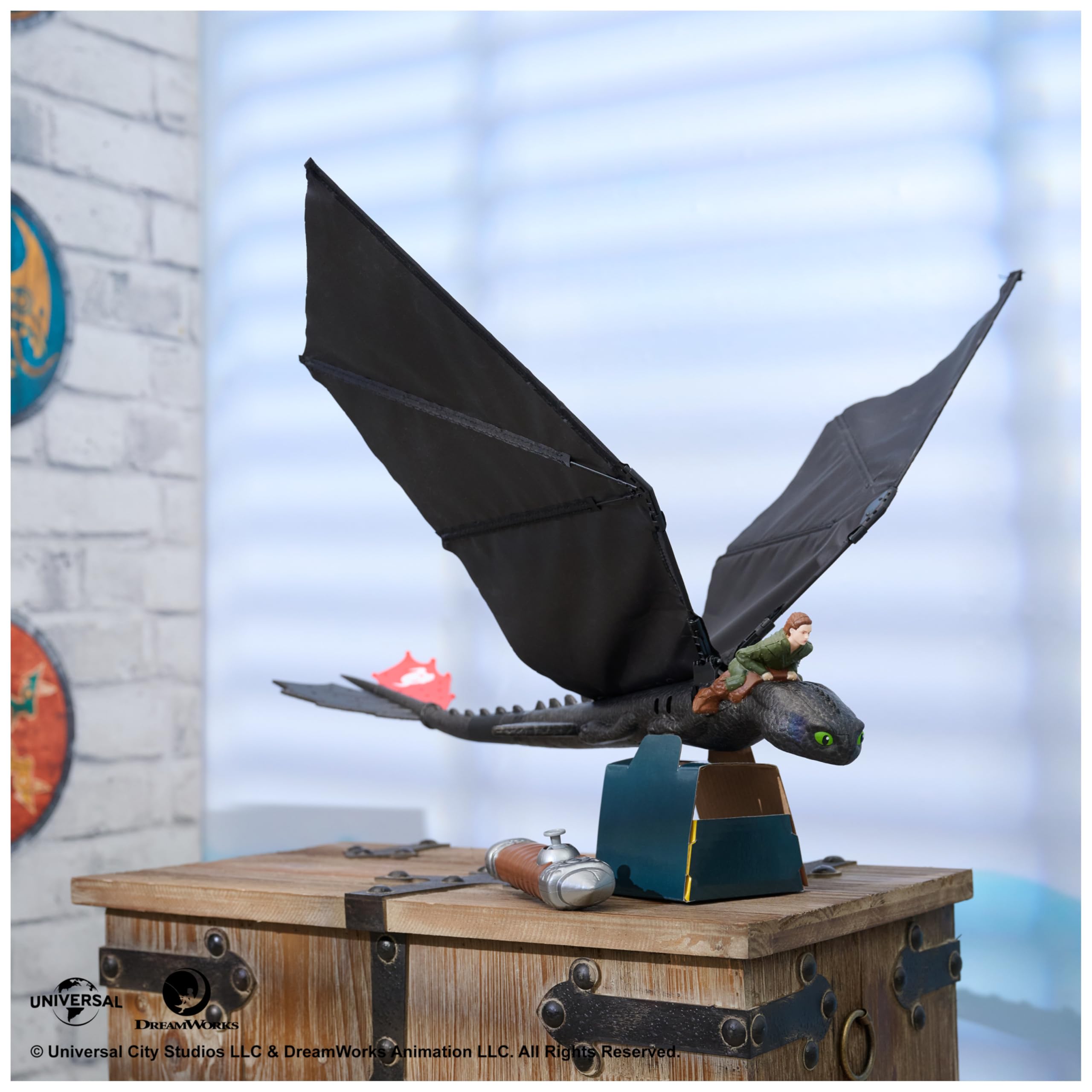 Dreamworks Dragons - How To Train Your Dragon - Statuetta volante Krokmou 76 cm - Figura radiocomandata con ali che battono e coda regolabile - Movimenti realistici - Giocattolo per bambini 4 anni e +