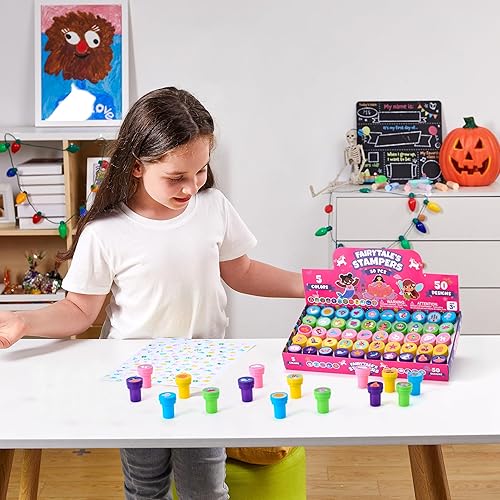 Miniatura 28 de JOYIN 50 sellos surtidos para niños, sellos de tinta con 50 diseños para fiestas de cumpleaños, premios de carnaval, sellos escolares, bolsa