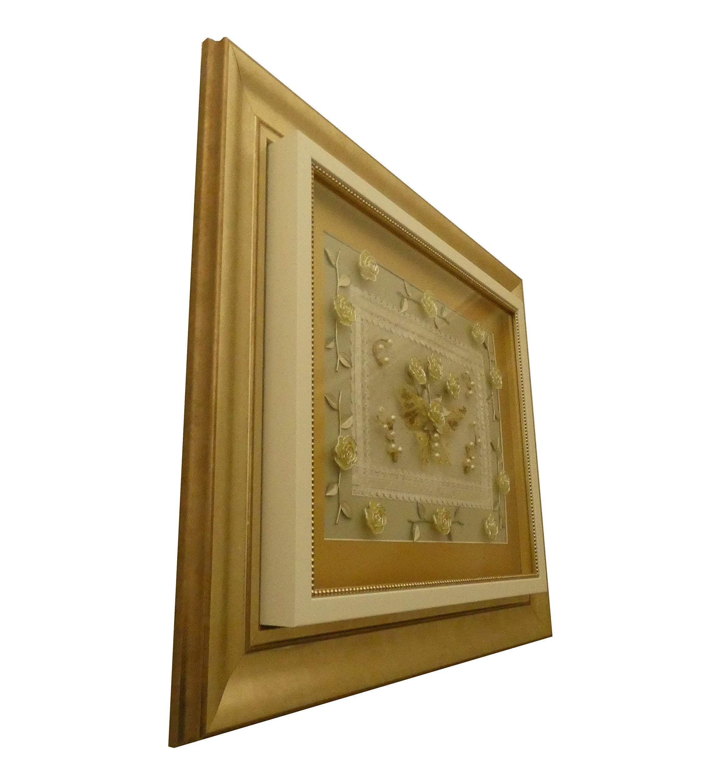 Cuadro decoración salón hecho a mano. Con cenefa de puntilla artesanal, flor de cristal y doble marco. Regalo único y exclusivo.