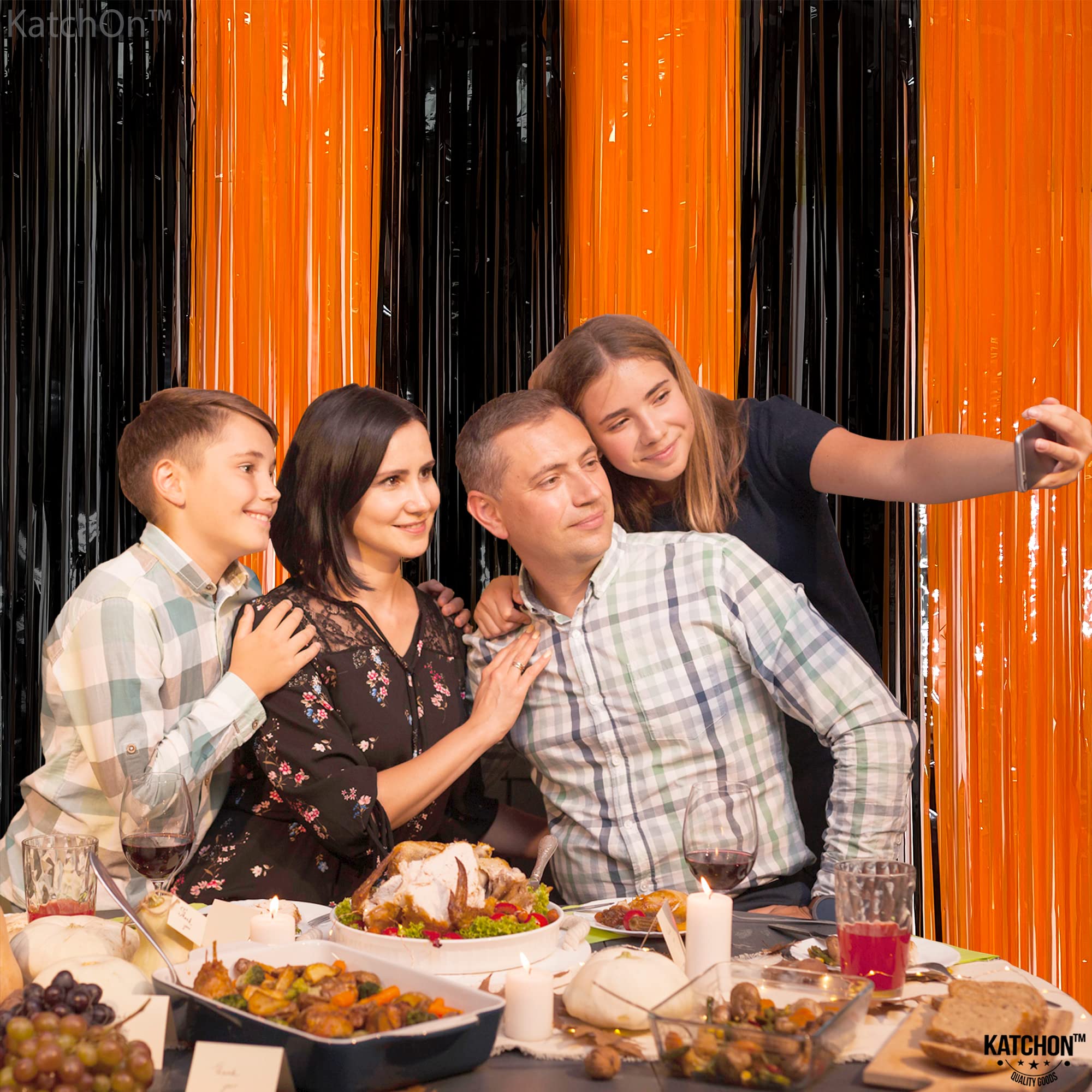 KatchOn, Cortina de flecos de papel de aluminio negro y naranja, extra grande de 3.2 x 8 pies, paquete de 2, serpentinas naranjas y negras, decoraciones de Halloween, cortina de fondo con flecos para