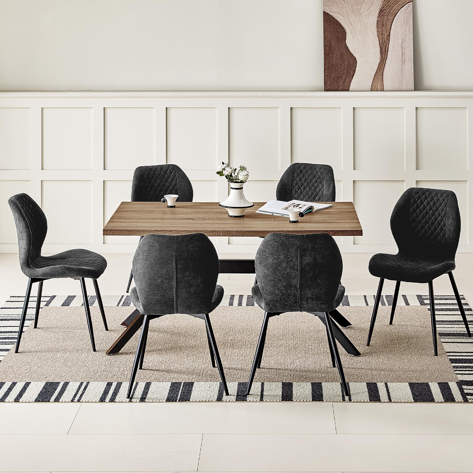 JIJIAN Set da Pranzo con Tavolo da Pranzo in Legno Marrone Scuro e 4 Sedie Nere, Tavolo Rettangolare (140 x 80 x 76 cm) con 4 Sedie da Pranzo in Lino a Design Ergonomico