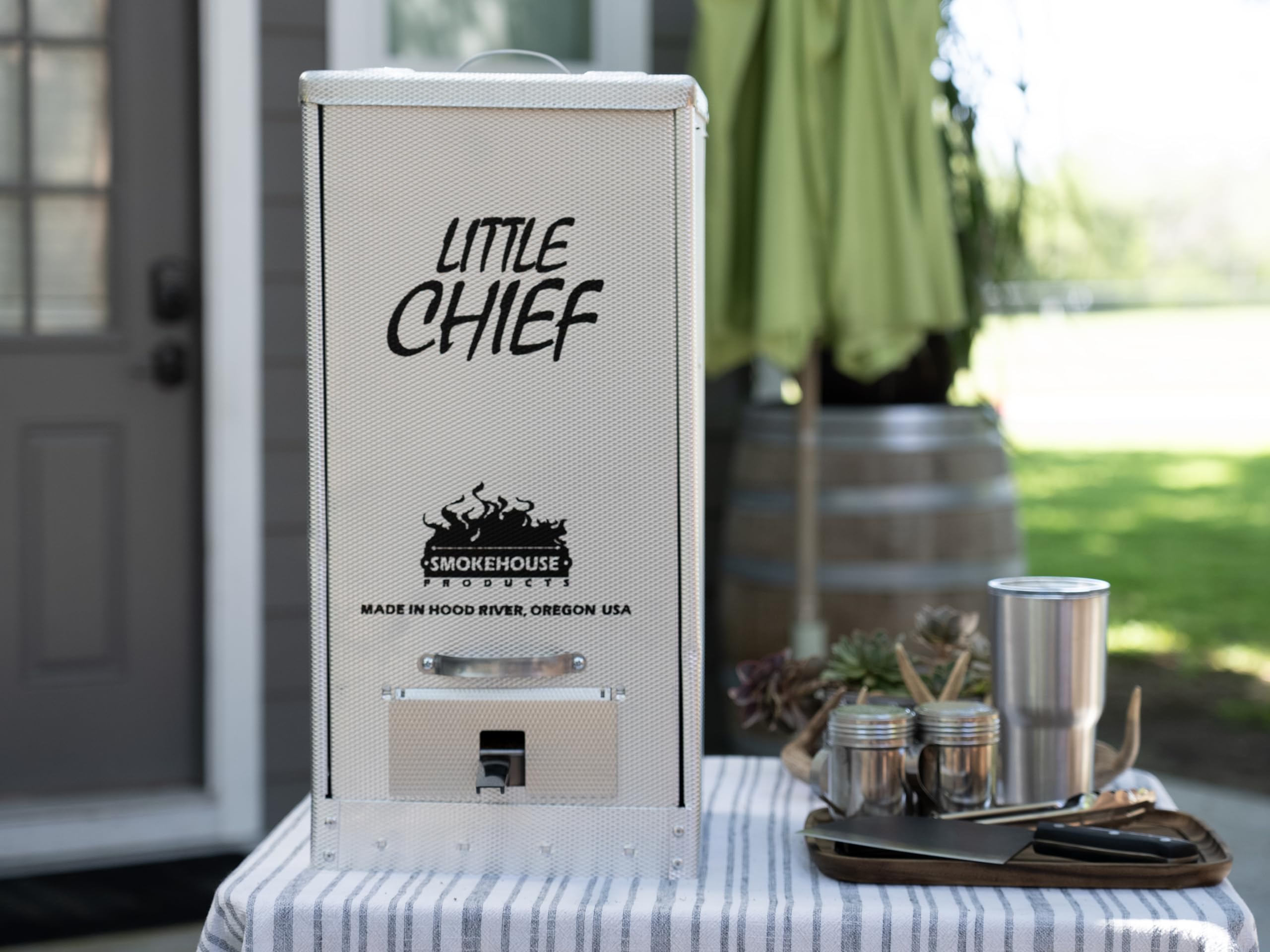 Amazon.com : Smokehouse Little Chief Front Load Smoker, Low to Mid  Temperature Smoker for Fish, Jerky, Cheese, Sausage & Other meats, Smoke Up  to 25 Pounds of Meat & Fish : Sports